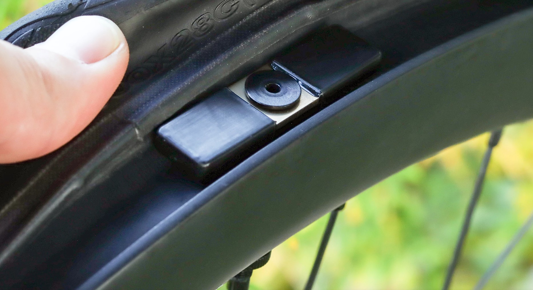 Każdy rowerzysta pokocha ten gadżet. Montujesz w oponie i masz spokój