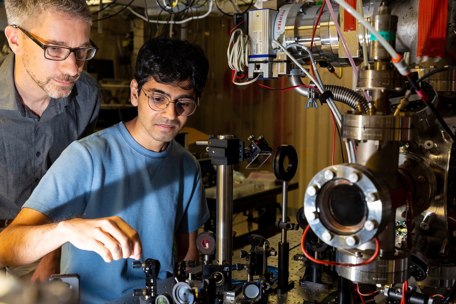 Tego w świecie nauki jeszcze nie było. Fizycy zaobserwowali pary atomów istniejące w dwóch miejscach jednocześnie