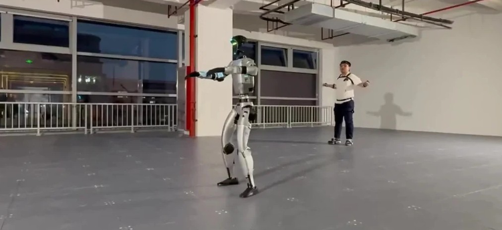 Titan 01 kopiuje ludzkie ruchy w ułamku sekundy. Topornie poruszające się maszyny odejdą do lamusa?