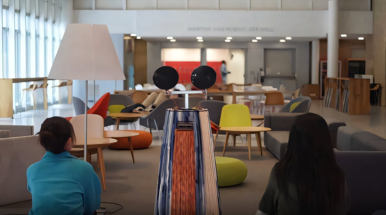 MirrorBot to robot, który zamiast kraść uwagę, uczy nas patrzeć sobie w oczy