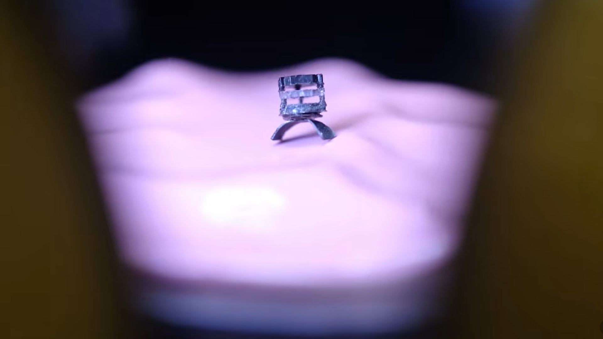 Rewolucja w mikrochirurgii? Magnetyczny robot NTU: ziarnko, które wykona pięć operacji w sekundę