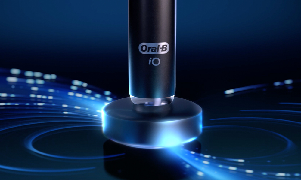 Magnetyczne ładowanie szczoteczki Oral-B iO - zdjęcie.