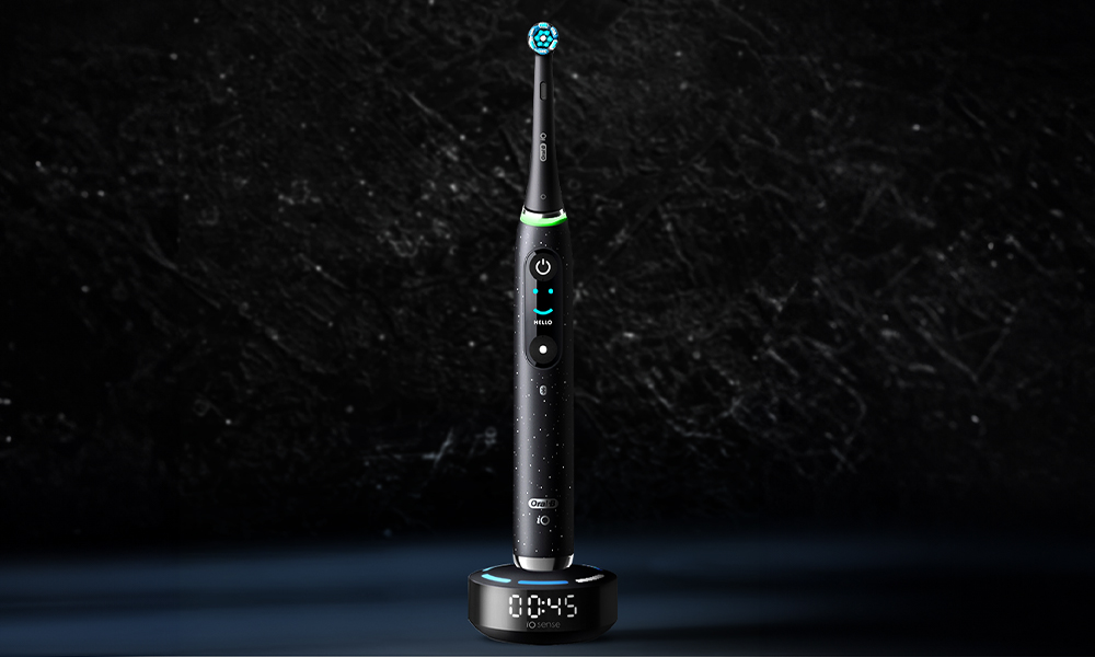 Szczoteczka Oral-B iO na ładowarce - zdjęcie.