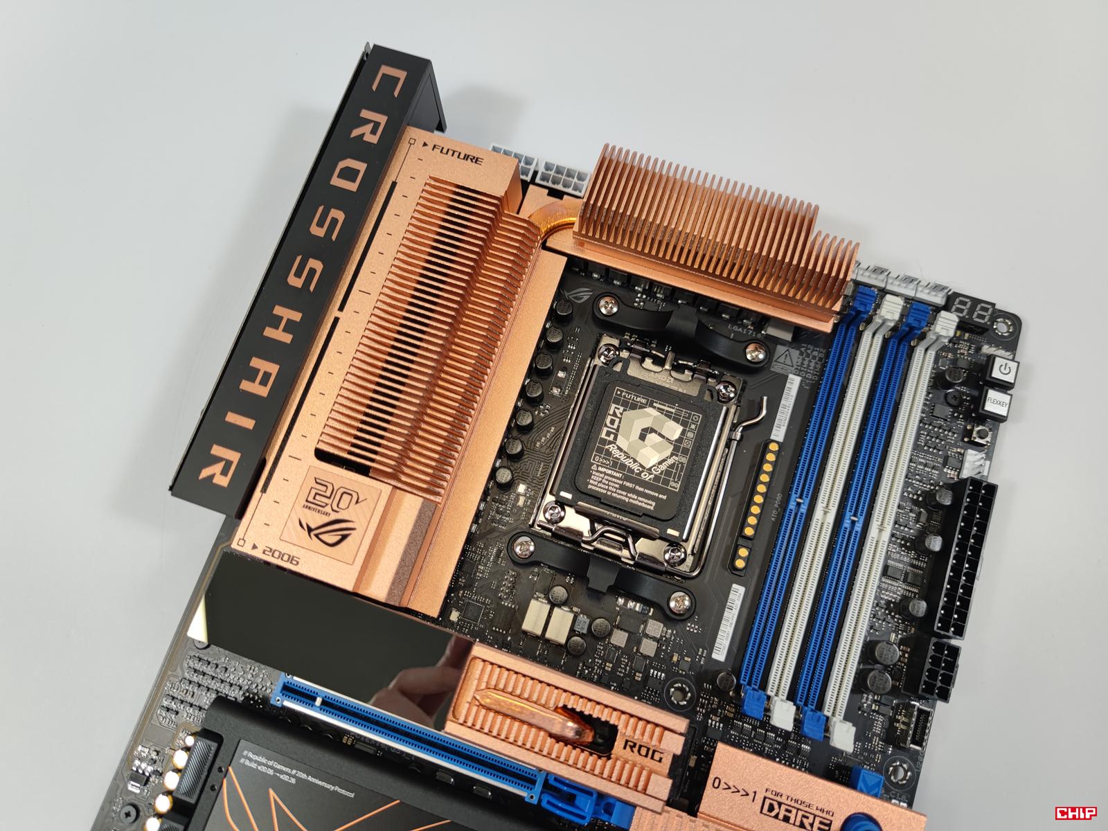Asus ROG Crosshair 2006: флагманская плата на чипсете X870E с OLED-дисплеем и Wi-Fi 7
