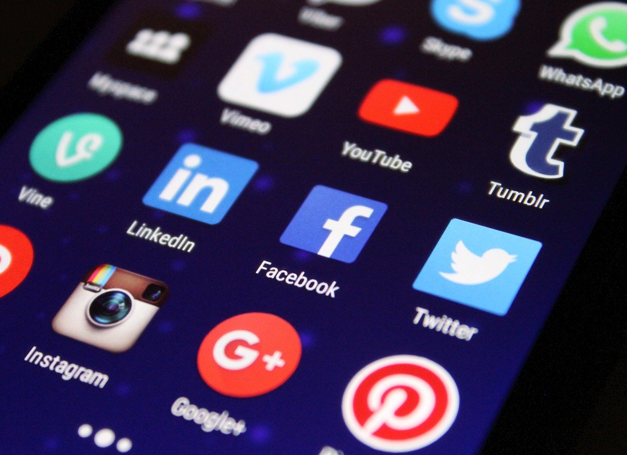Koniec ery „lajkowania”? Coraz więcej osób ucieka od social mediów i przerzuca się na rozmowy z AI