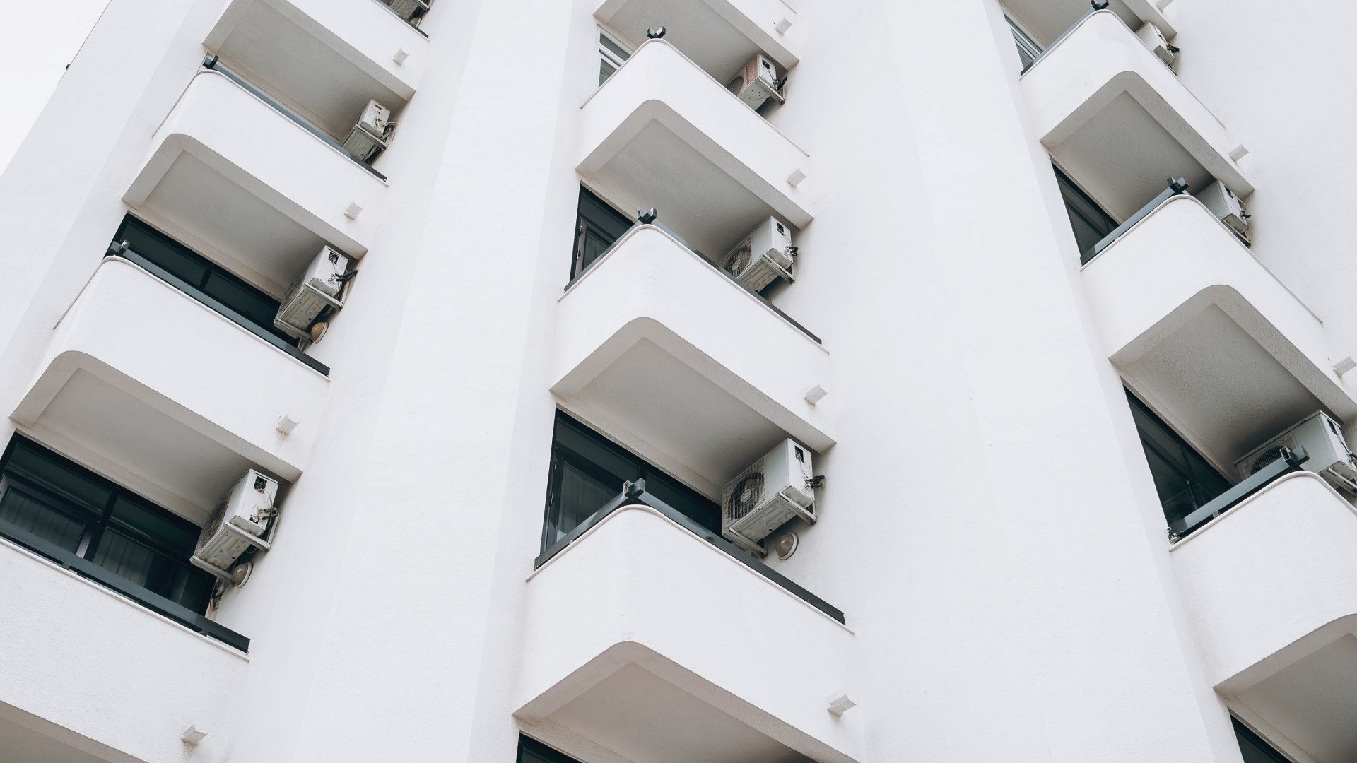 Klimatyzacja reliktem przeszłości? Twój dom może sam walczyć z upałem za darmo