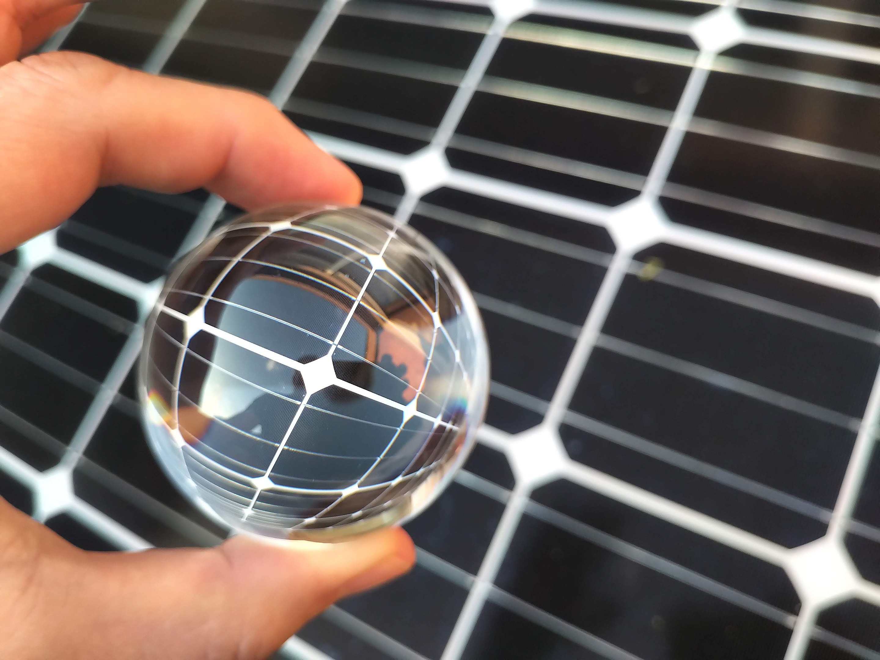 Rekordy rekordami, ale liczy się trwałość. Fotowoltaiczny wyścig właśnie przyspieszył