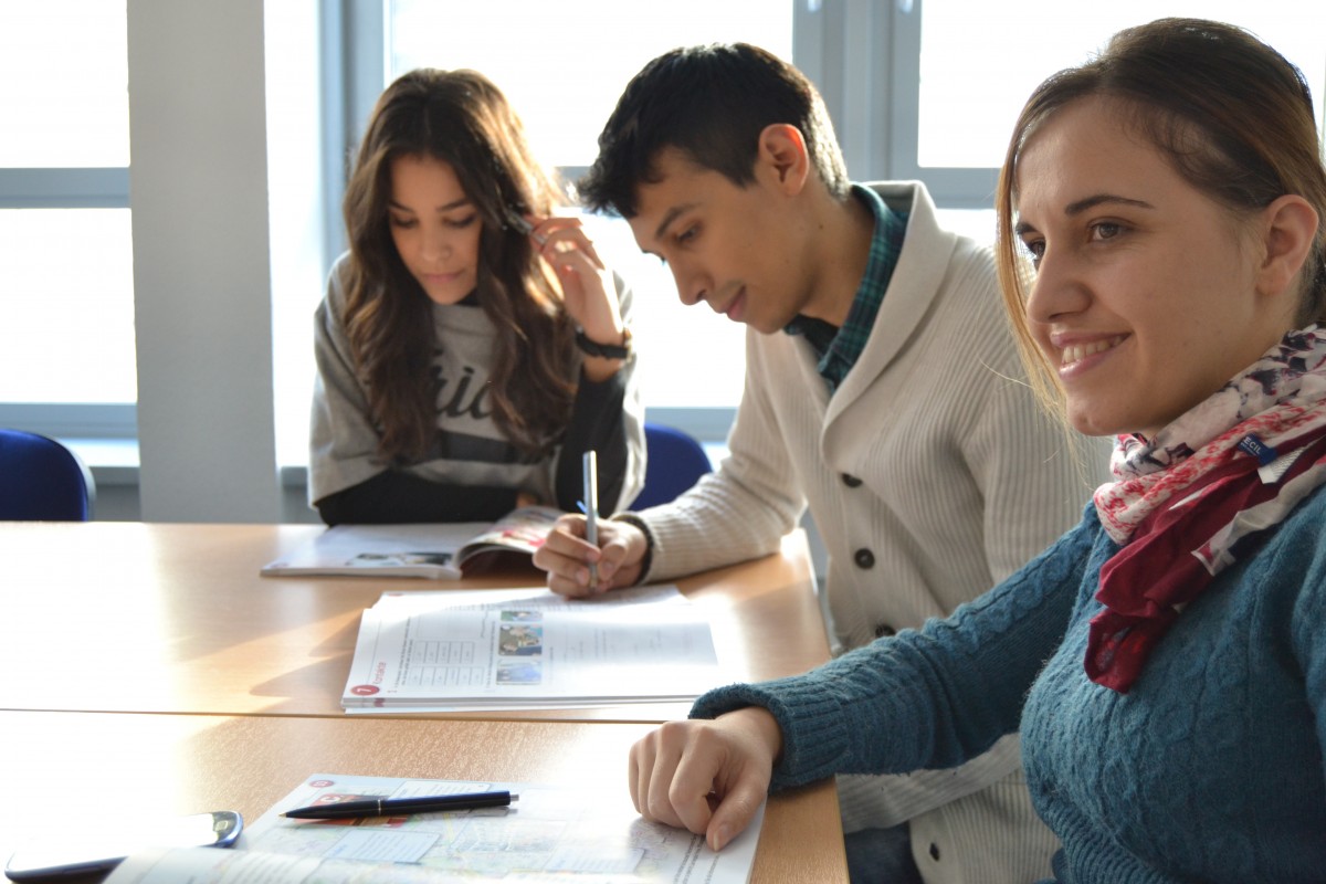 Sztuczna inteligencja na uczelni. Czy AI faktycznie uczy studentów, czy tylko ich wyręcza?
