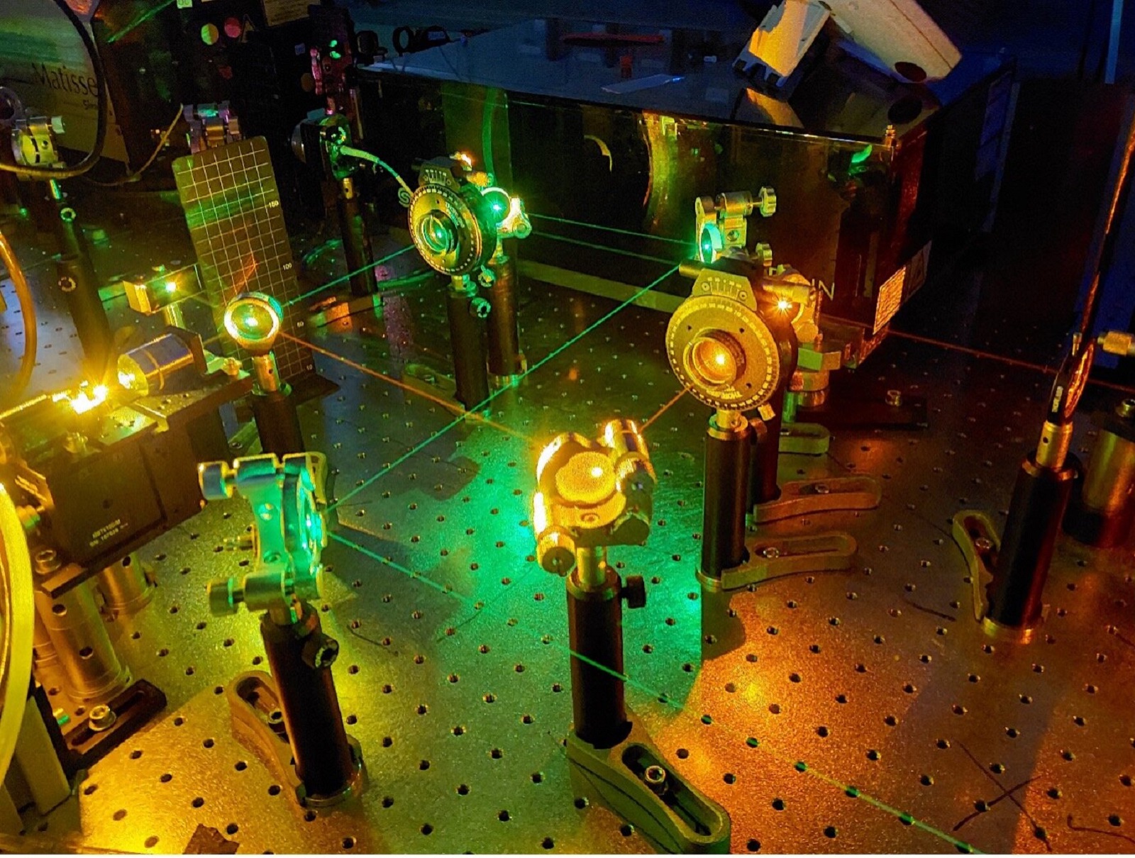 To kwantowa rewolucja. Komputery kwantowe obserwują łamanie symetrii w ekstremalnych warunkach