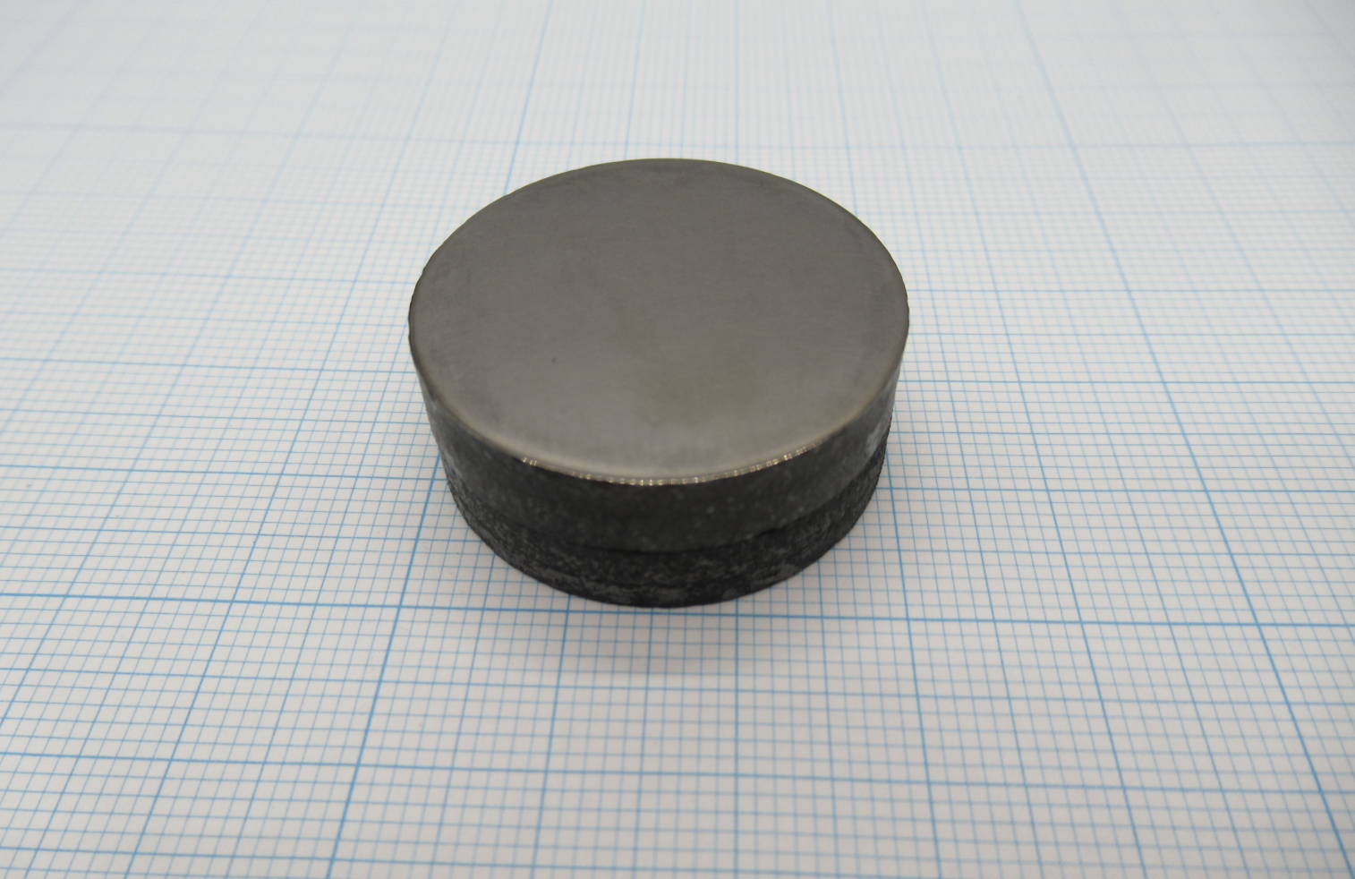 Rozwiązali 50-letnią zagadkę w metalurgii. W taki sposób magnes wpływa na stal