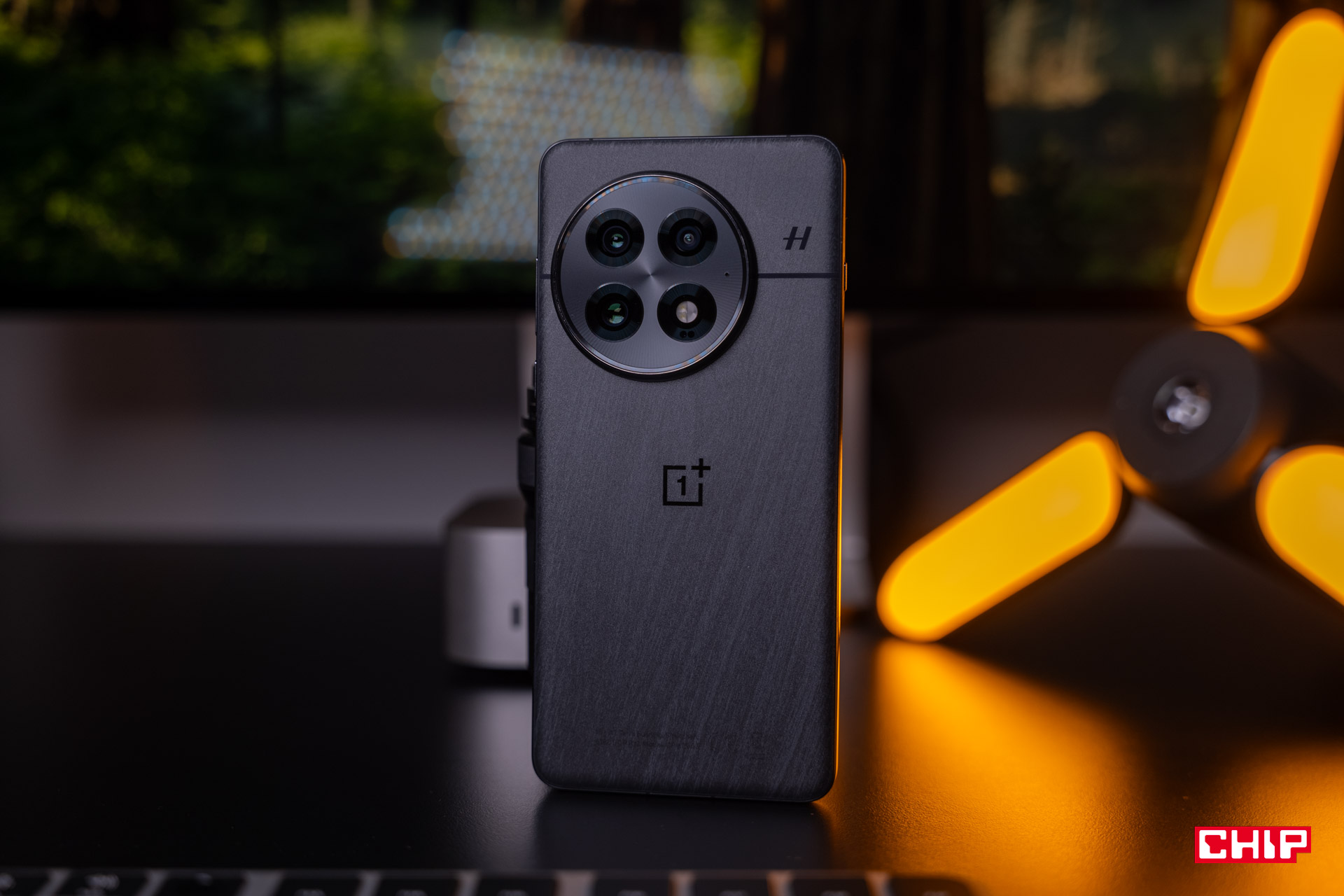 OnePlus 15 z rewolucyjnym wyświetlaczem. Kolejne informacje wyciekają przed premierą