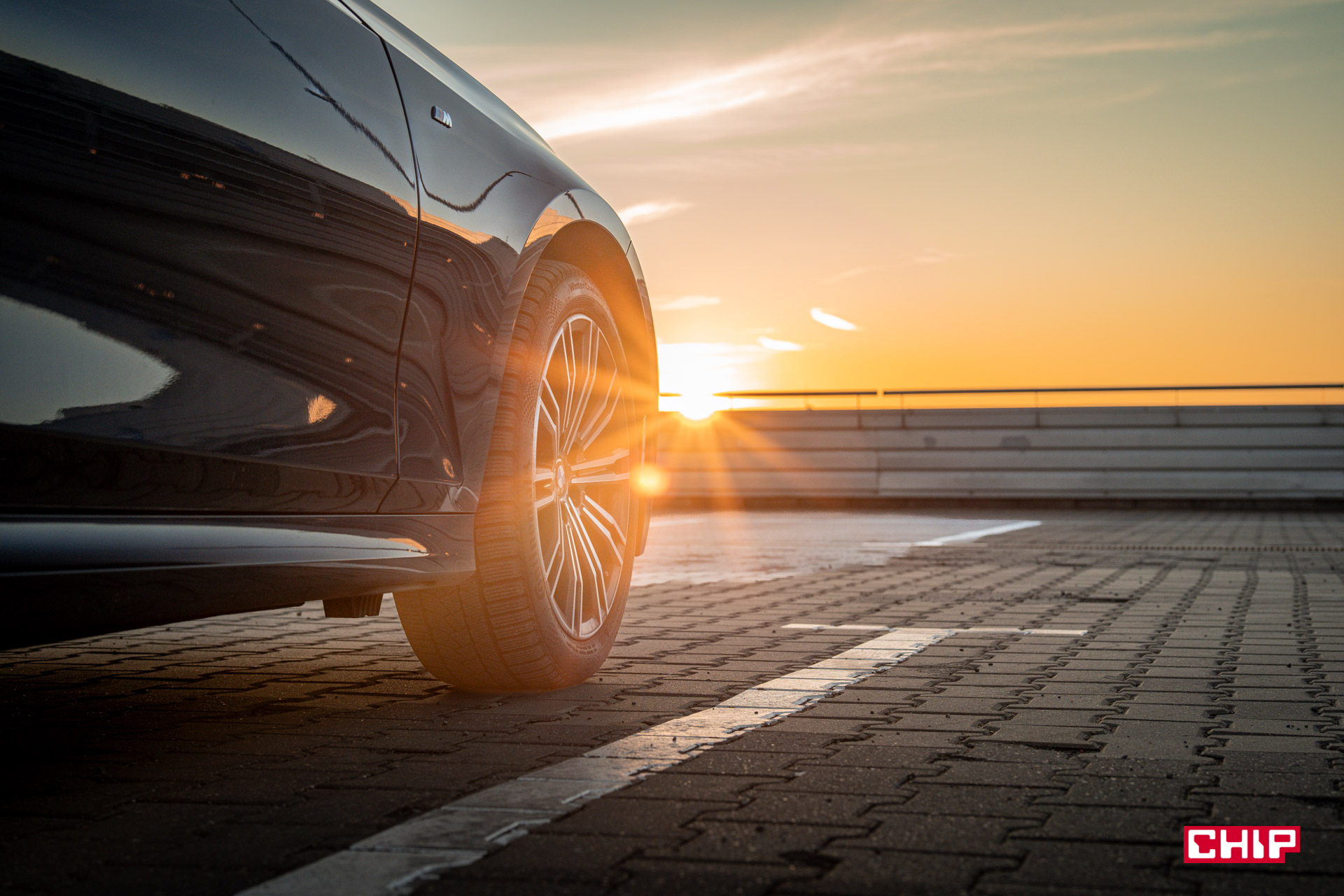 Polacy kupują używane auta z zagranicy. Starsze i bardziej uszkodzone