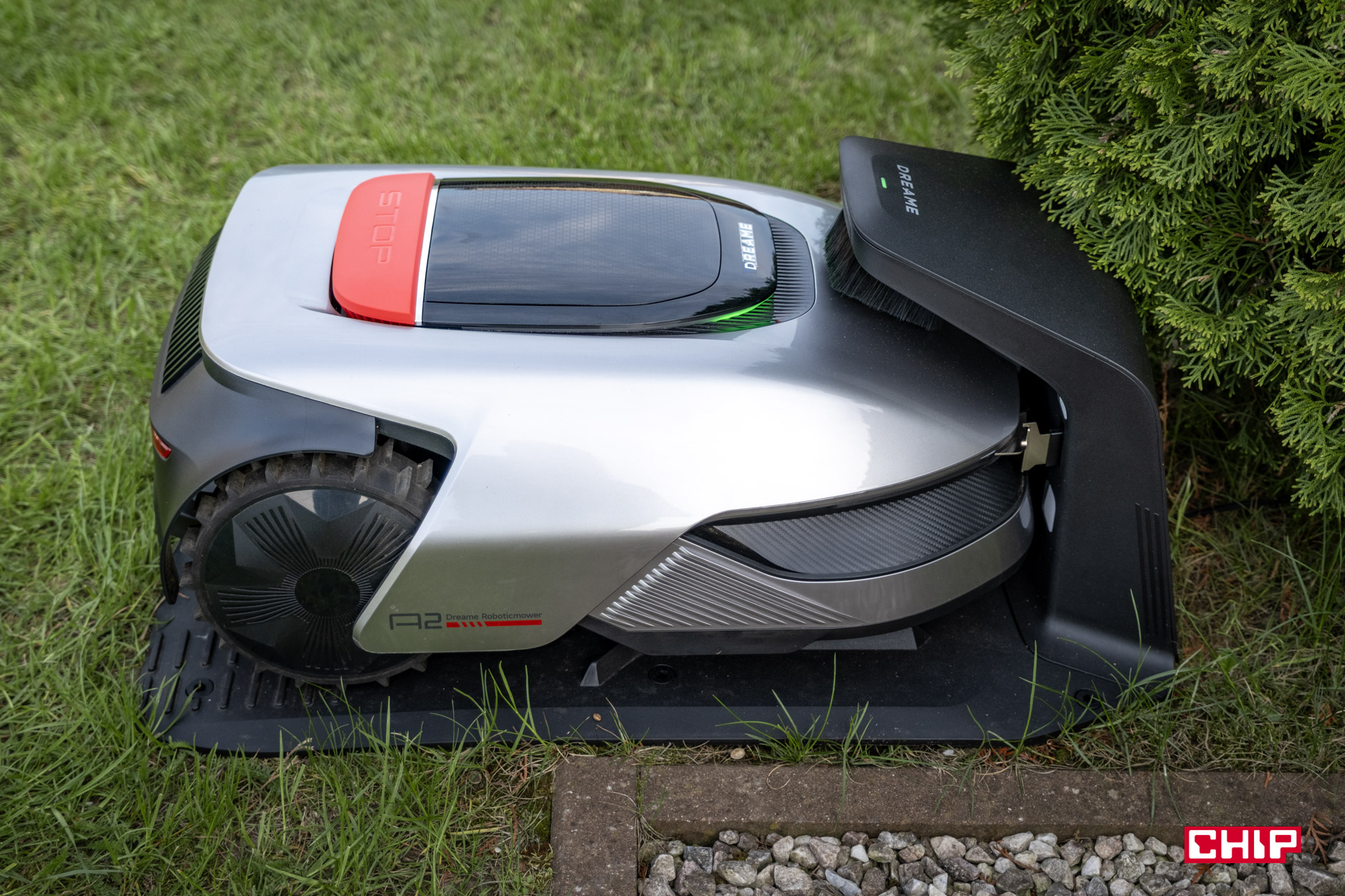 Robot kosiarka z mechanicznym ramieniem to prawdziwy “showstopper” targów IFA 2025