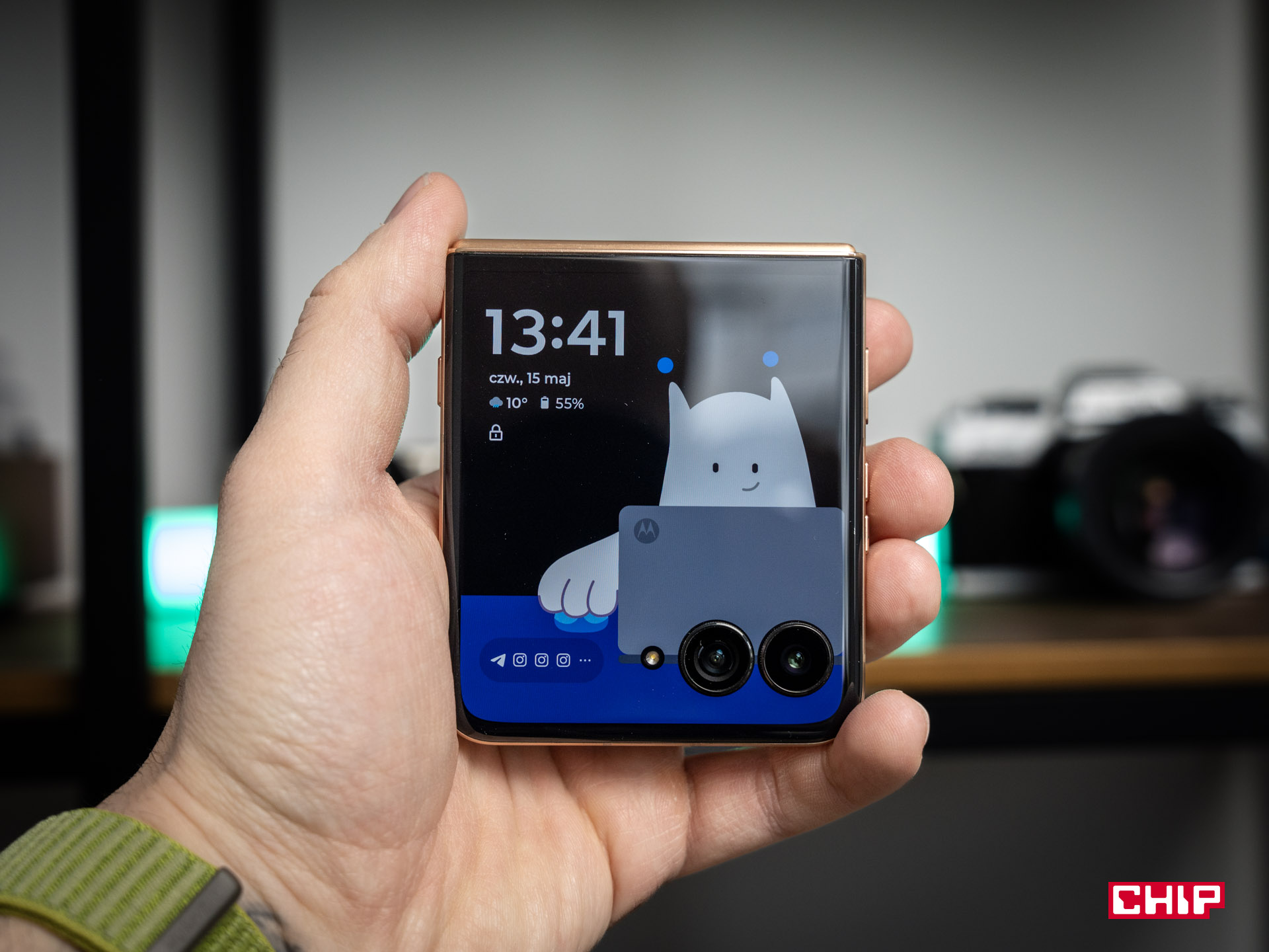 Motorola opatentowała hybrydę telefona i smartwatcha, a król Julian się cieszy