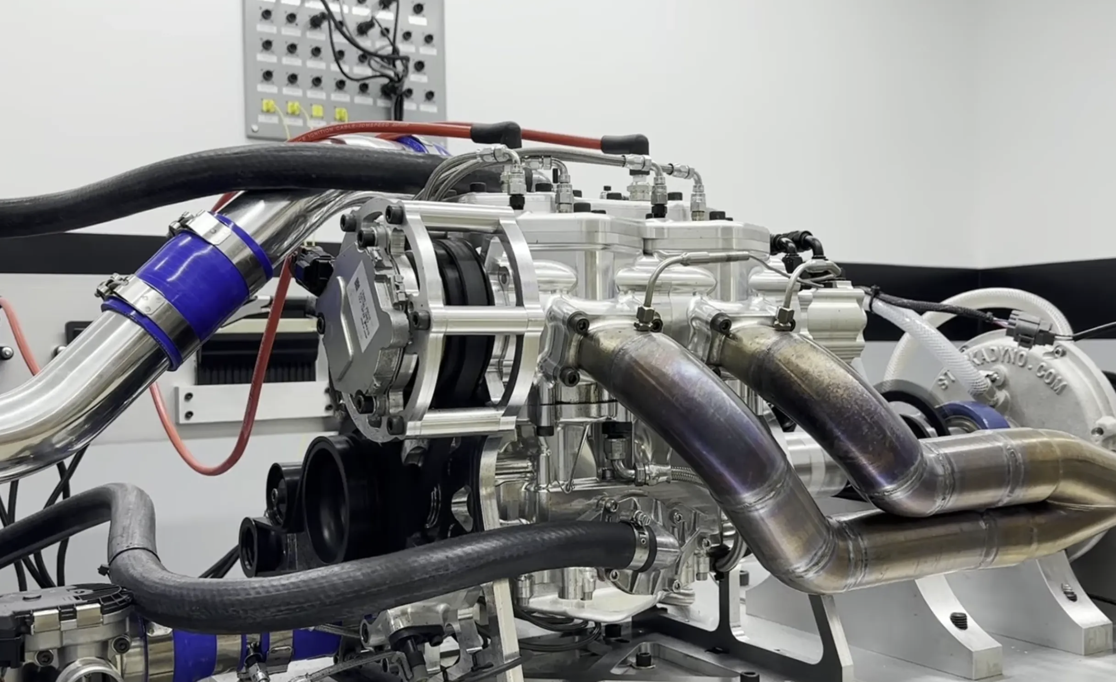 Dwusuwy do lamusa? Ten silnik udowadnia, iż jeszcze na to za wcześnie