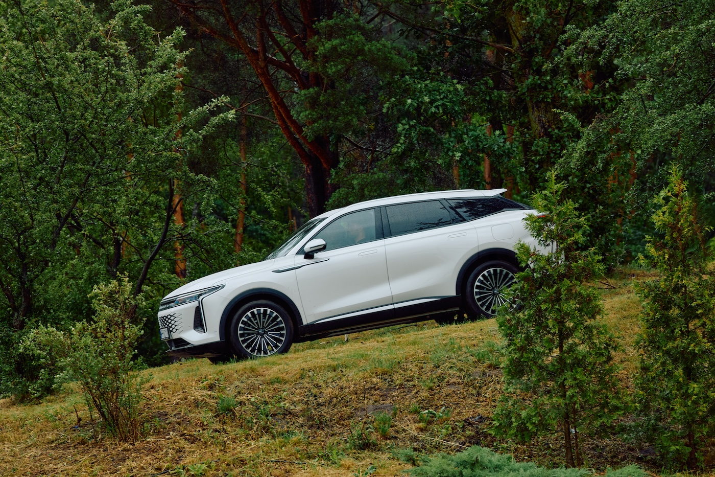 Omoda 9 Super Hybrid na Torze Modlin. Chiński SUV kontra polski off-road