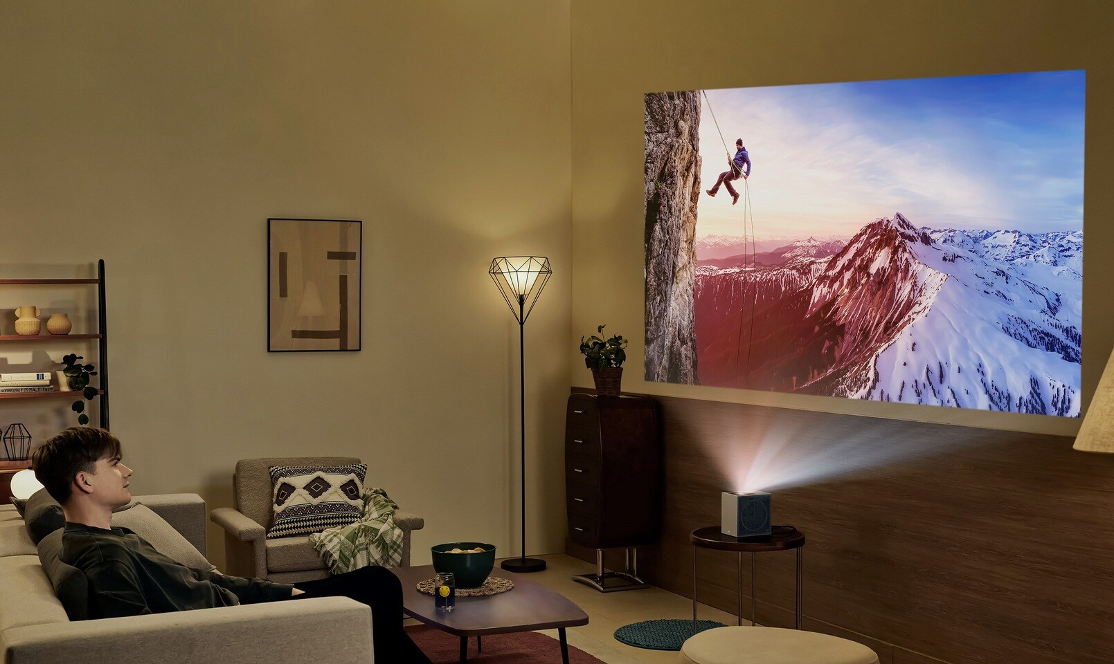 Miniaturowy projektor 4K LG CineBeam S o ultrakrótkim rzucie zmienia podejście do telewizorów