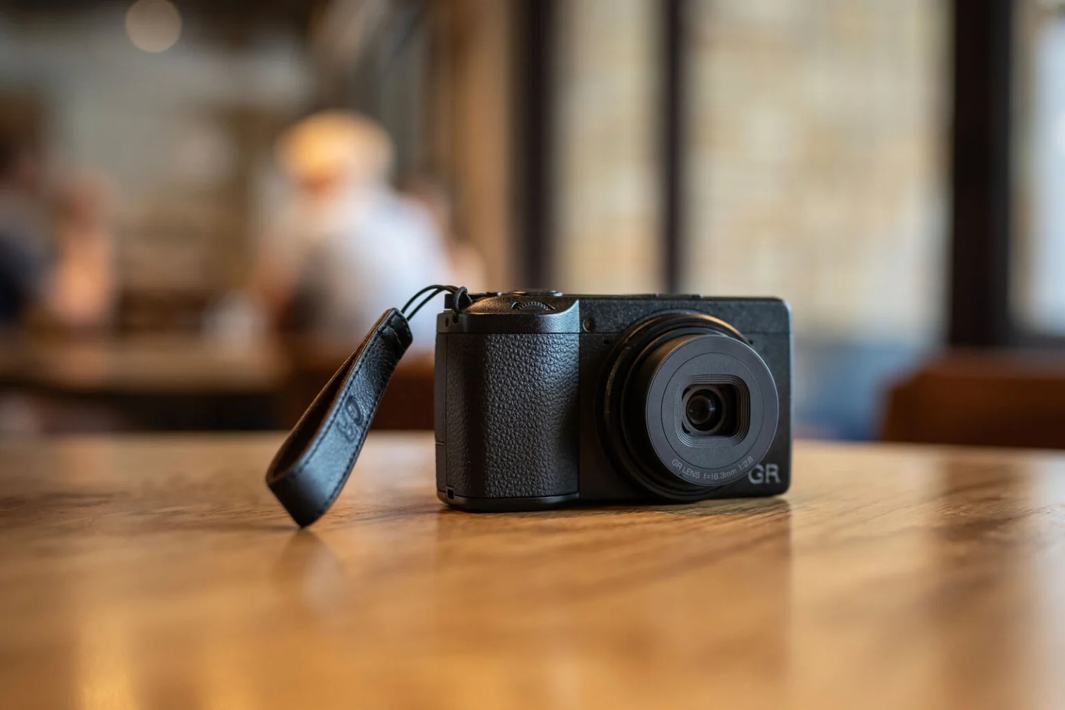 Ricoh GR IV oficjalnie. Kultowy kompakt zaskakuje nowymi rozwiązaniami i… ceną