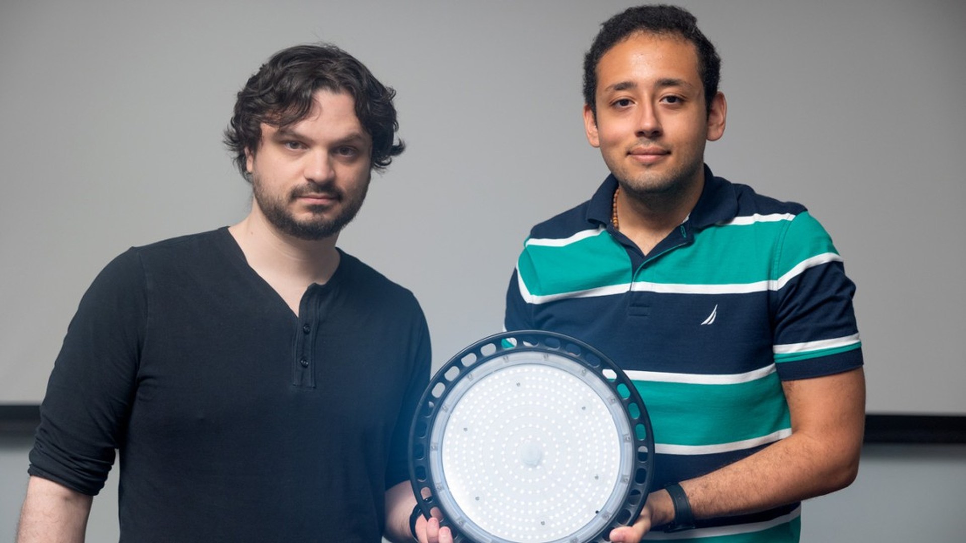 Światło powalczy z deepfake’ami. Nowy pomysł na znak wodny