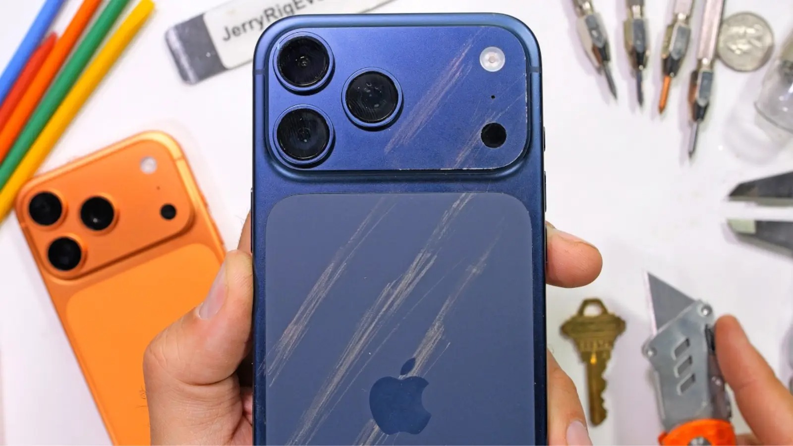 Wzornictwo wygrało z rozsądkiem i iPhone 17 Pro oraz Pro Max mają problem z zarysowaniami