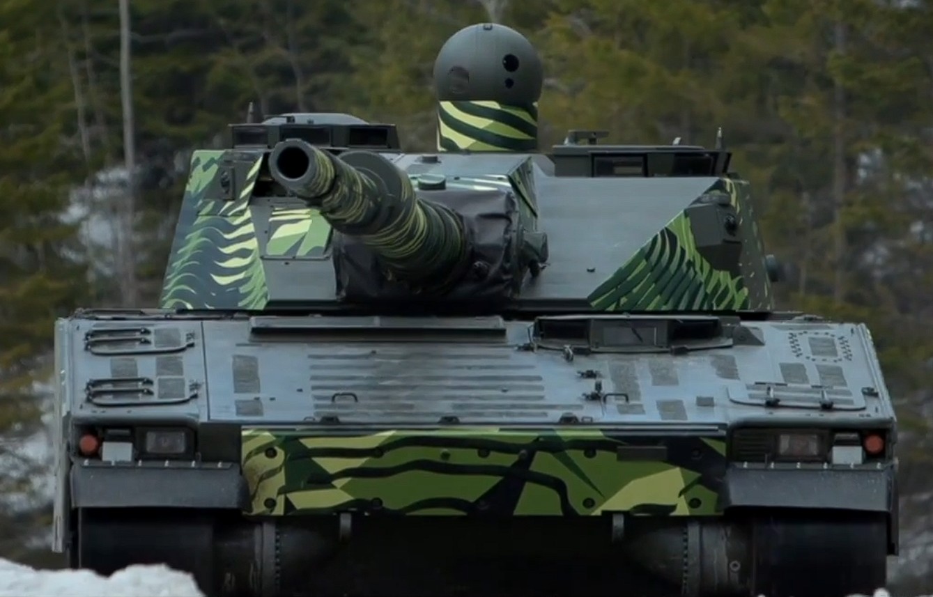 Pancerz? Jaki pancerz. To monstrualne działo przebija barierę mocy