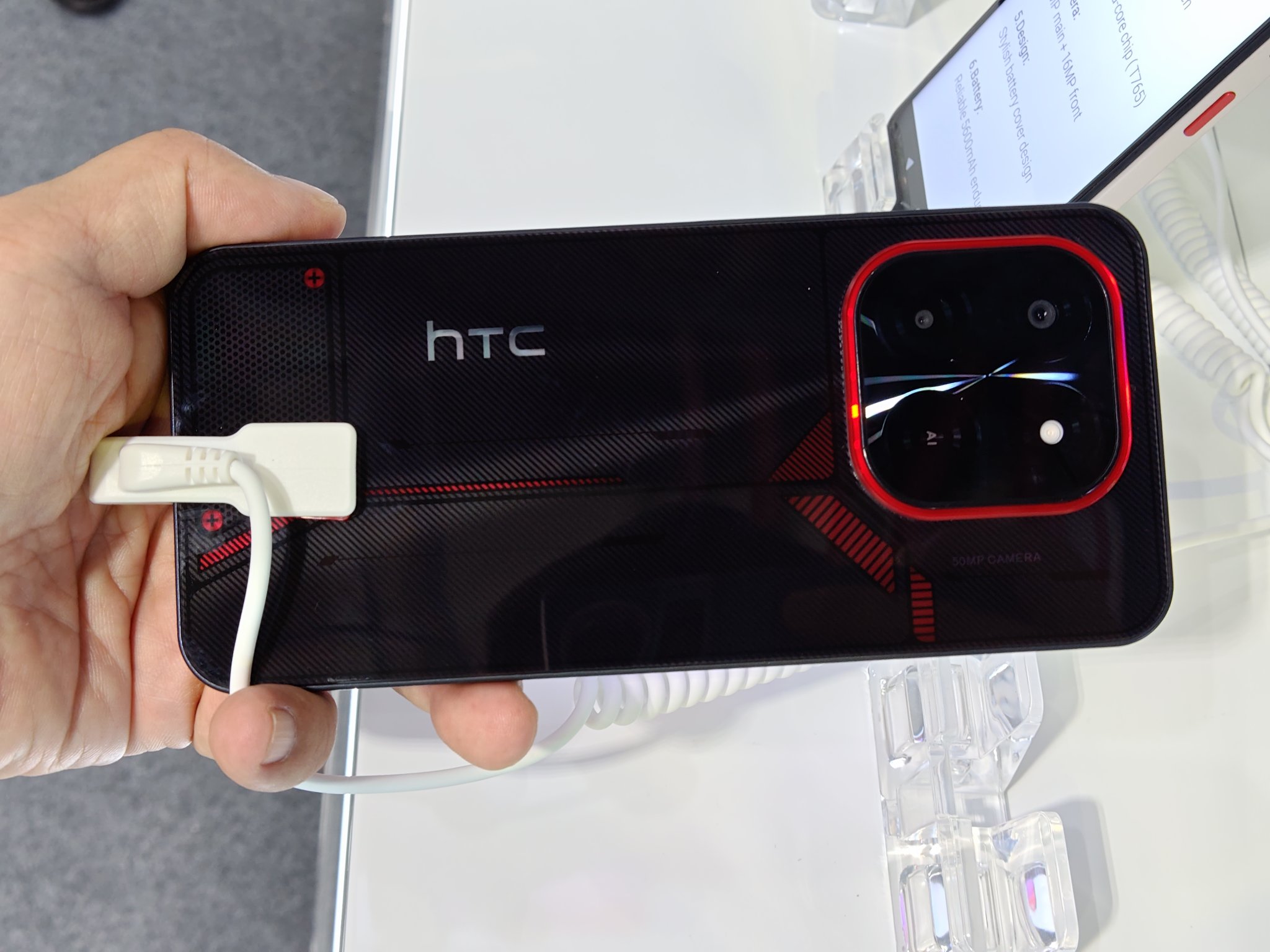 Upór HTC nie ma sobie równych, firma wciąż próbuje z nowymi telefonami
