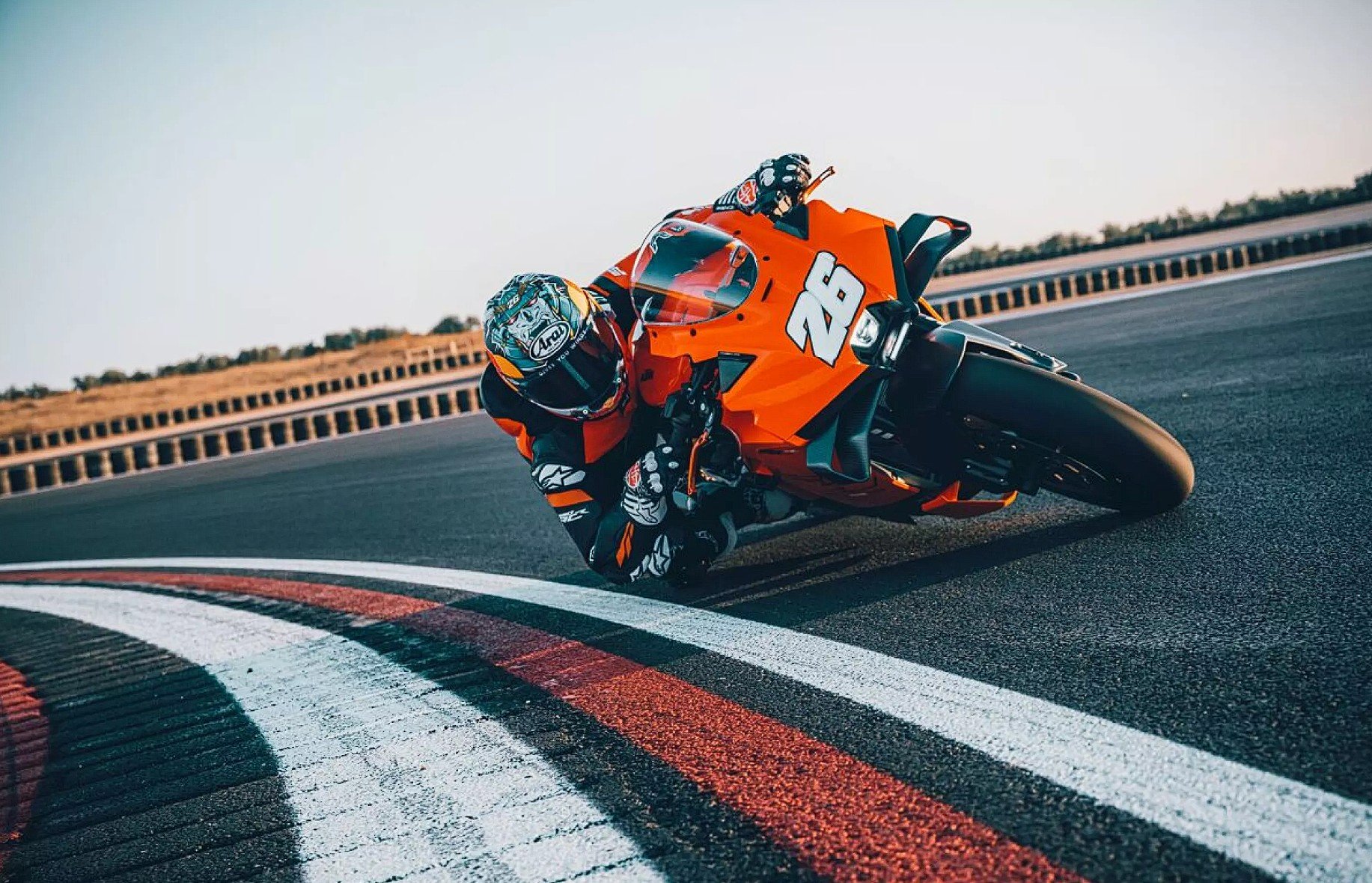 KTM wraca po dekadzie ciszy. 990 RC R ma zapewnić wyścigowy charakter na drogach publicznych