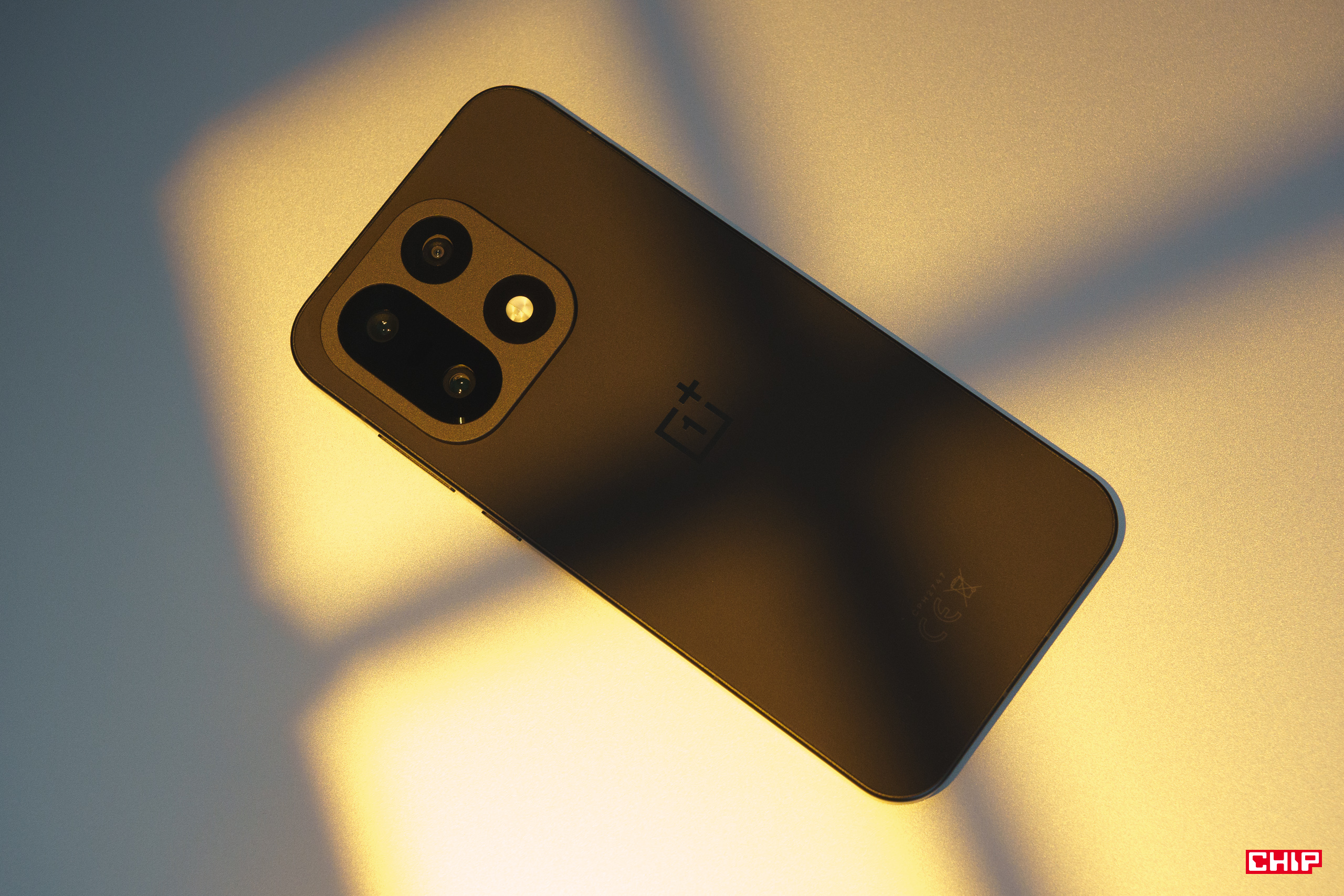 OnePlus 15 już w Polsce. Flagowiec dostępny w świetnej cenie i z prezentem na start