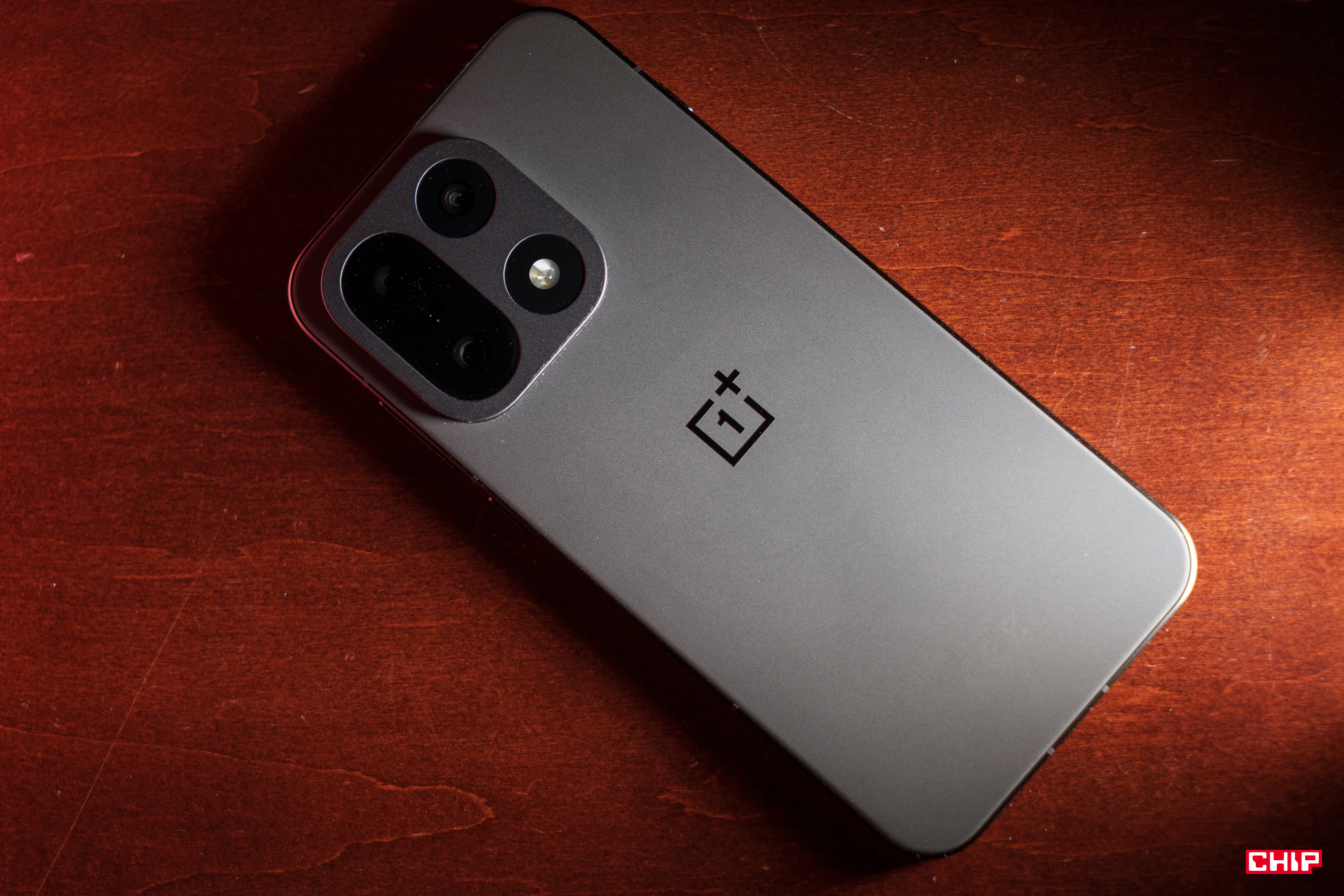 OnePlus 15T nadchodzi. Mały flagowiec z gigantyczną baterią zmiecie konkurencję z planszy