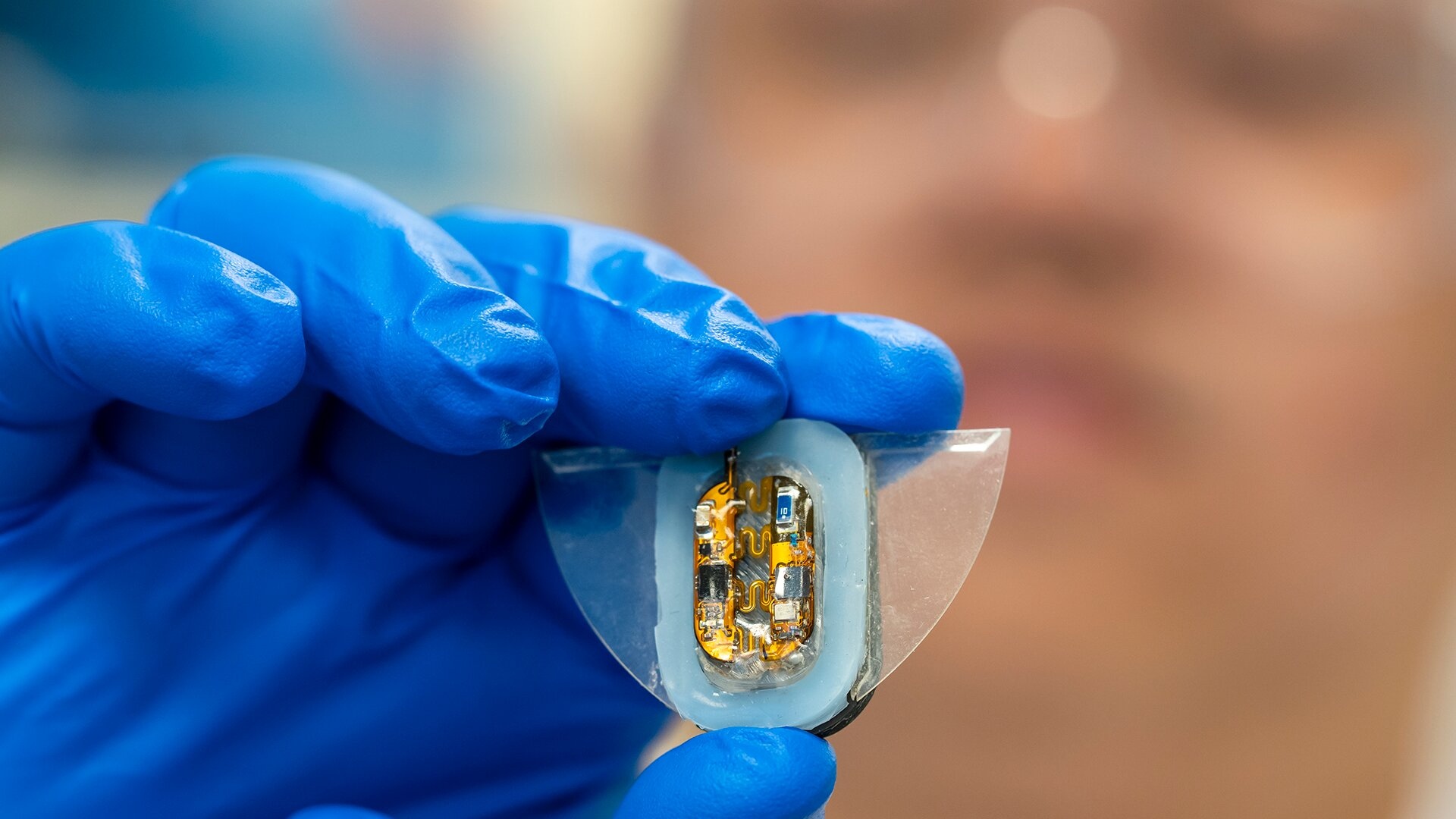 Nawet filmowcy nie wymyśliliby takiego robota. Myśli, gdy pływa, a do tego wykorzystuje niewidzialne pola