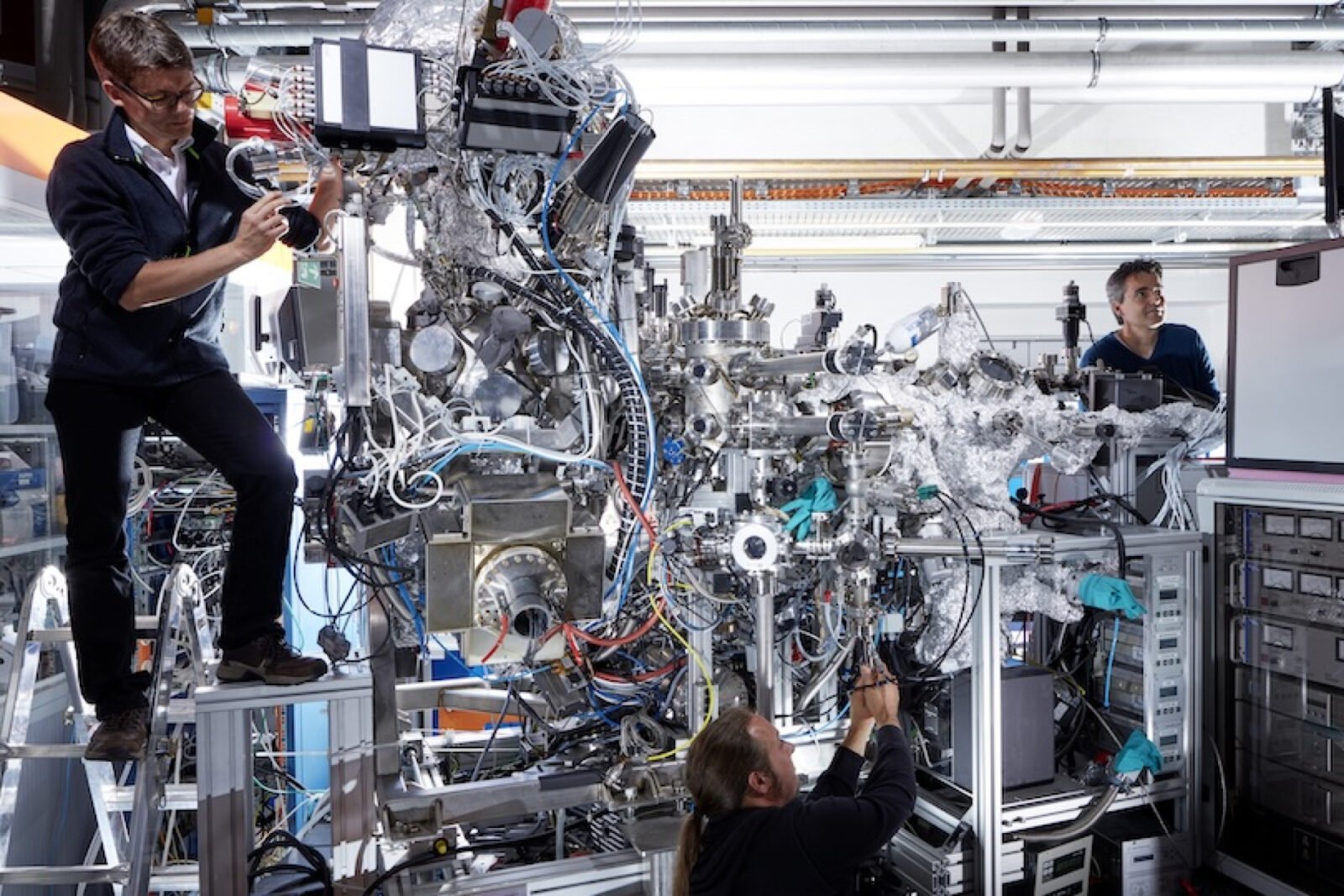 Fizycy rozwiązali zagadkę utraty przewodnictwa w materiałach kwantowych. Taniec polaronów ujawnił prawdę