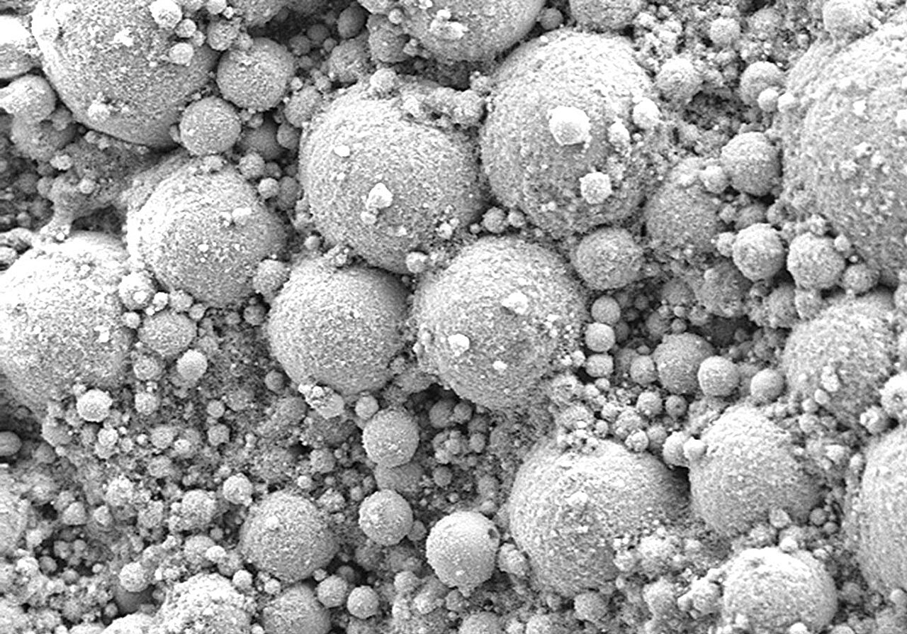 Żywy metal z bakteriami w składzie kształtuje nową rzeczywistość. Przełomowy materiał pokonał dotychczasowe problemy