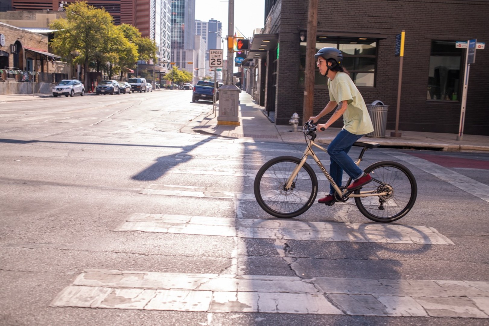 Pokazali Cannondale Treadwell. Ten rower miejski nie boi się krawężników, ale potrzebuje Twojego telefonu