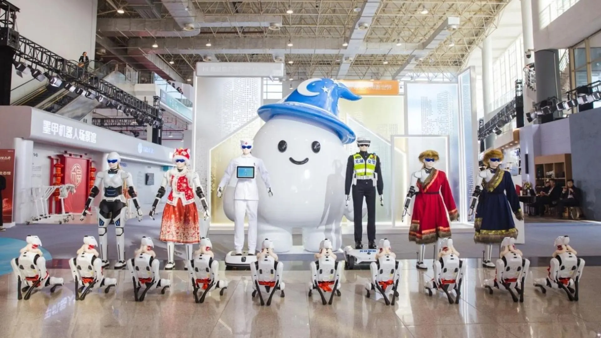 Robot policyjny, medyczny, doradca klienta AiMOGA. Chery Group zaskakuje światem robotów.