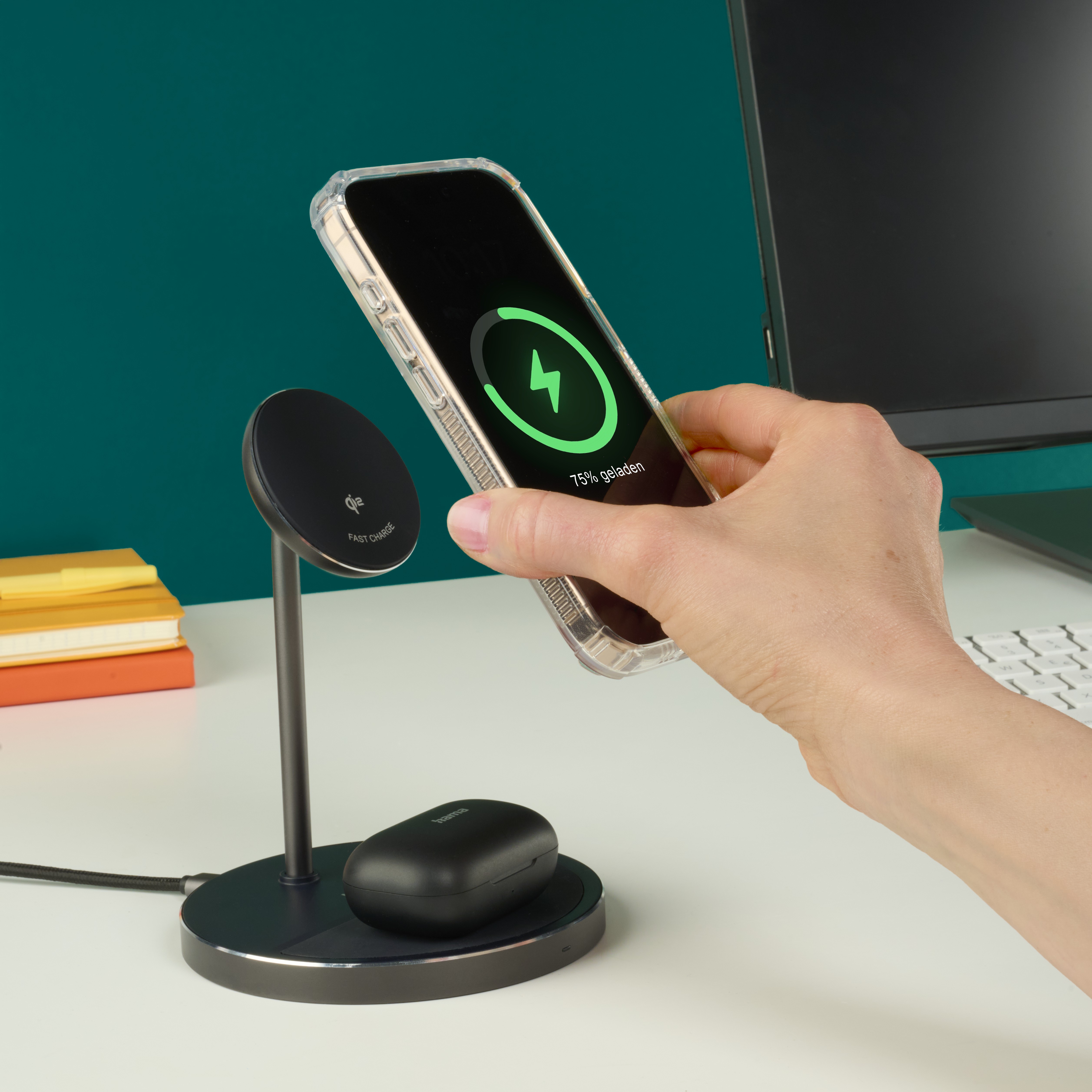 Zgrabna ładowarka indukcyjna Hama Stand 2w1 Qi2 Fast Charge trafia na polski rynek