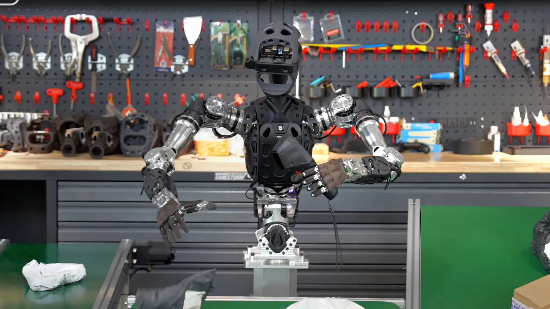 Robot Adam-U Ultra uczy się nowych zadań w kilka godzin