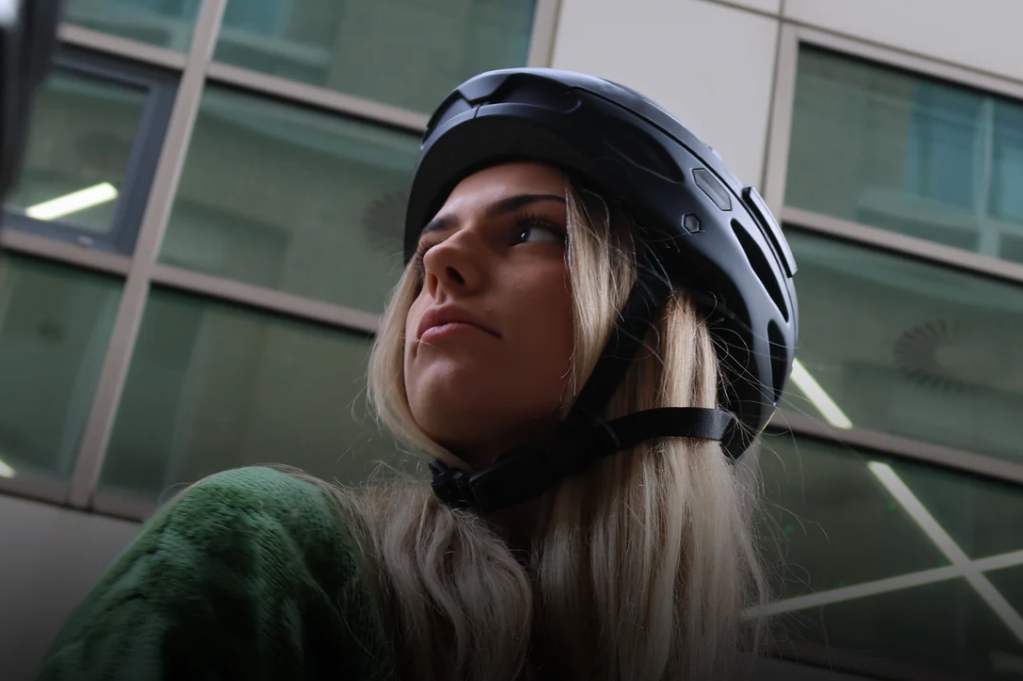 Składasz go do plecaka jak książkę. Pierwszy składany kask z MIPS trafia na ulice