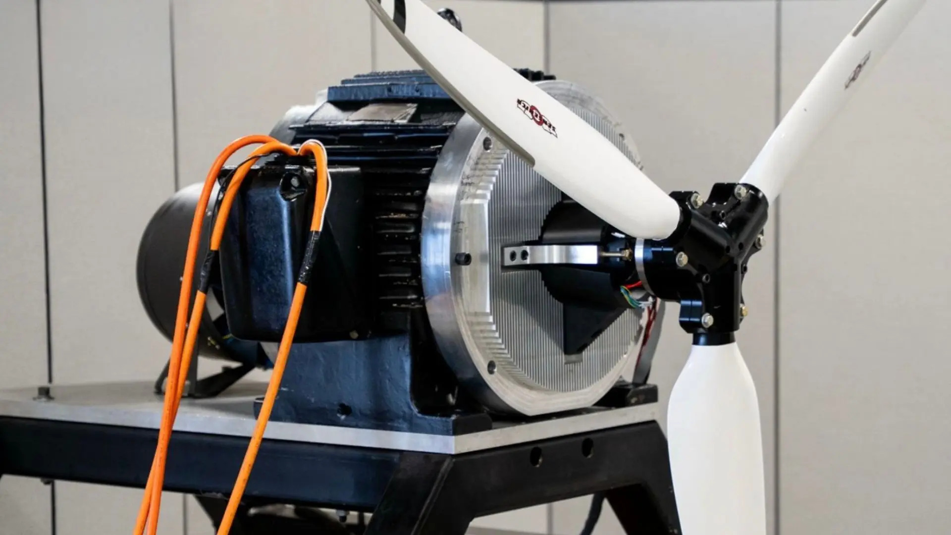 Hinetics pokazuje bezkriogeniczny silnik nadprzewodzący. Czy to koniec ery skomplikowanego chłodzenia?