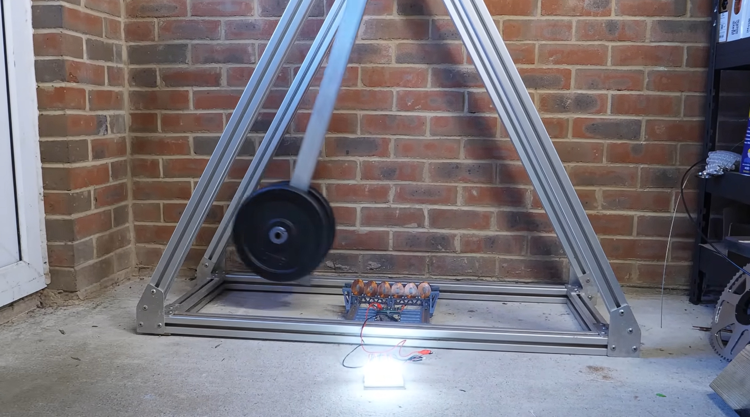 Darmowy prąd z grawitacji? Eksperyment z wahadłem robi furorę w sieci