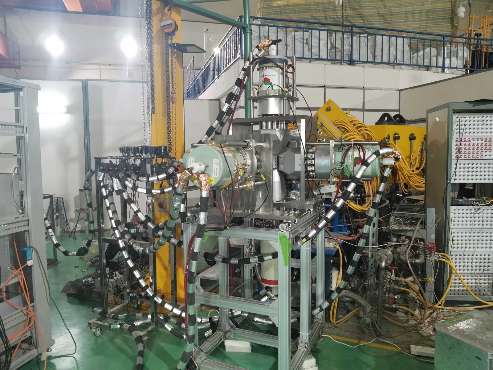 Miniaturowe źródło, które dostarcza energię przez lata. Badania pokazały, jak wykorzystać izomer molibdenu