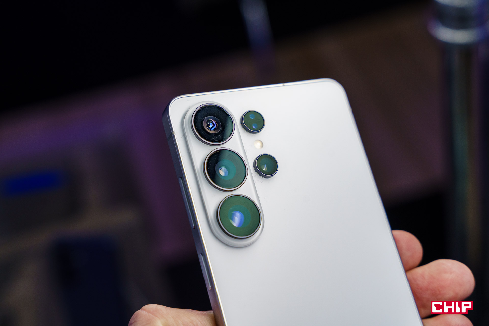 Galaxy S26 Ultra czy iPhone 17 Pro. Już wiemy, który flagowiec robi lepsze zdjęcia