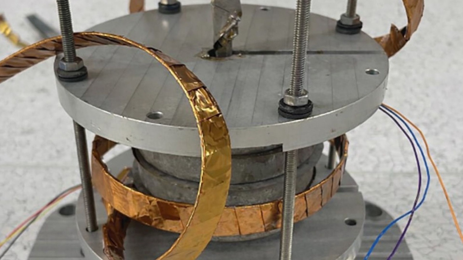 Mieści się w dłoni i wytwarza potężne pole magnetyczne. Nowy magnes ma nadprzewodzące adekwatności