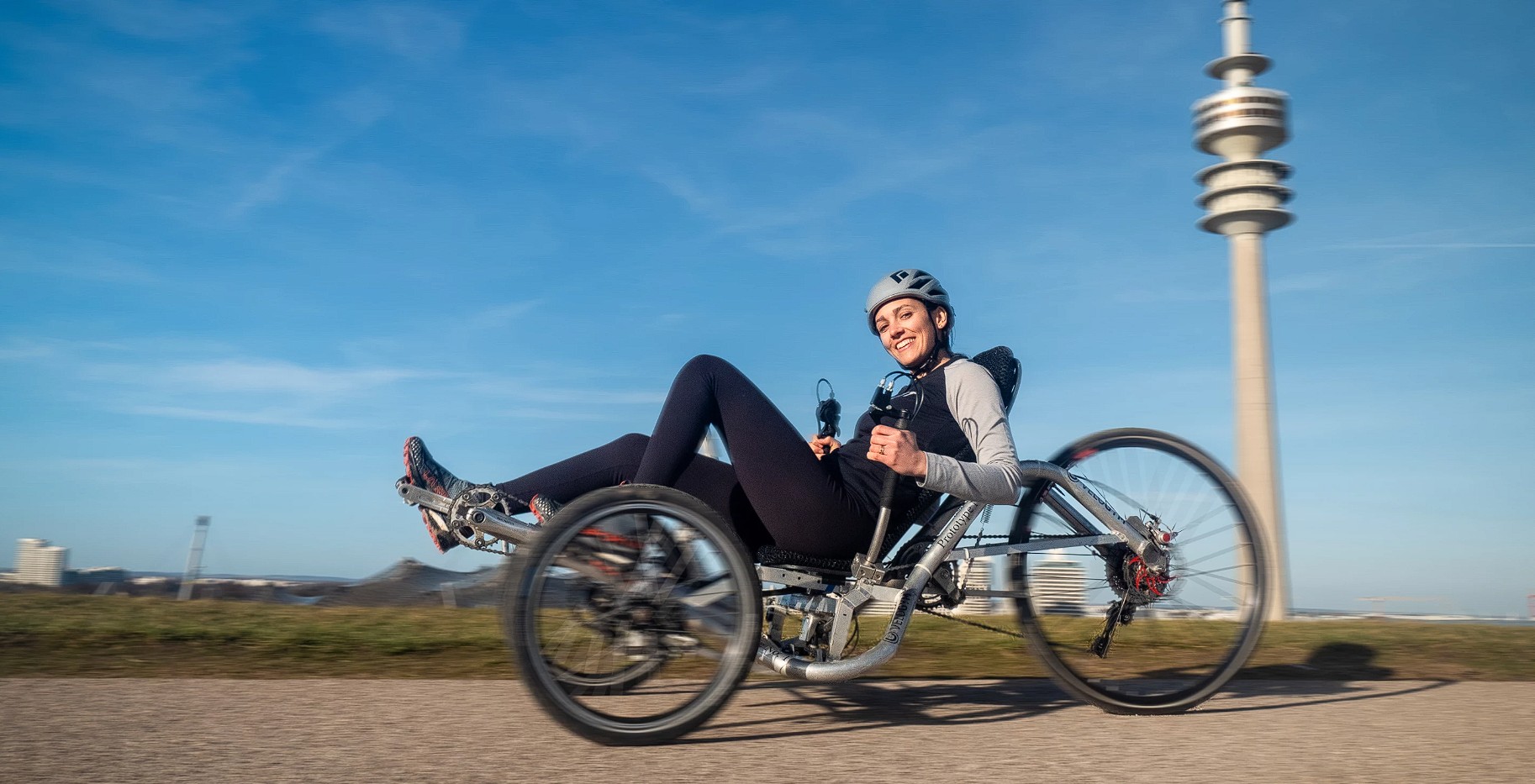 Ręce i nogi napędzają to samo koło. VeloGym wygląda jak sprzęt z siłowni, który wyjechał na drogę