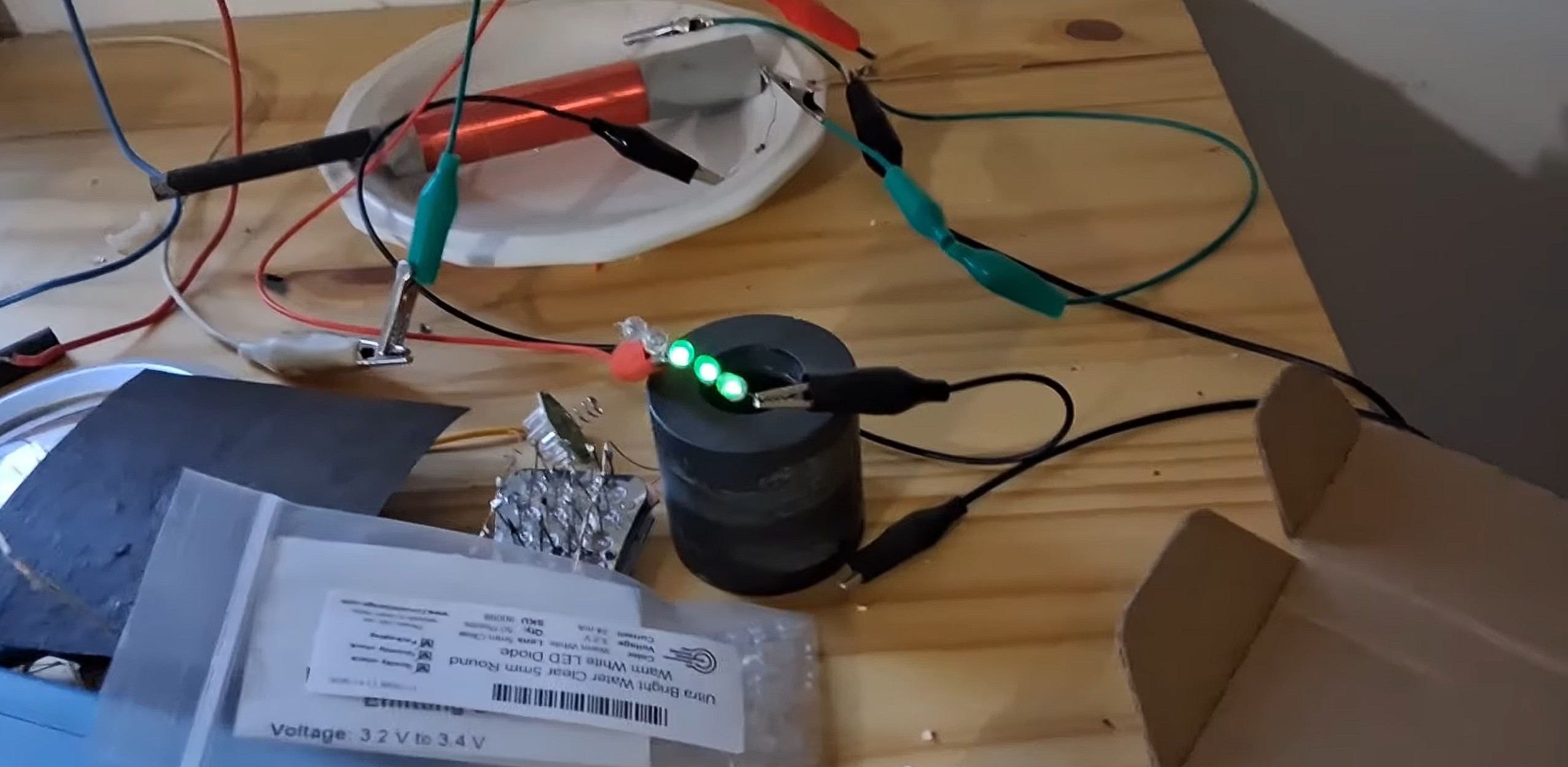 Zrobił domową “baterię nuklearną”. Efekt jest skromny, ale sam pomysł robi wrażenie