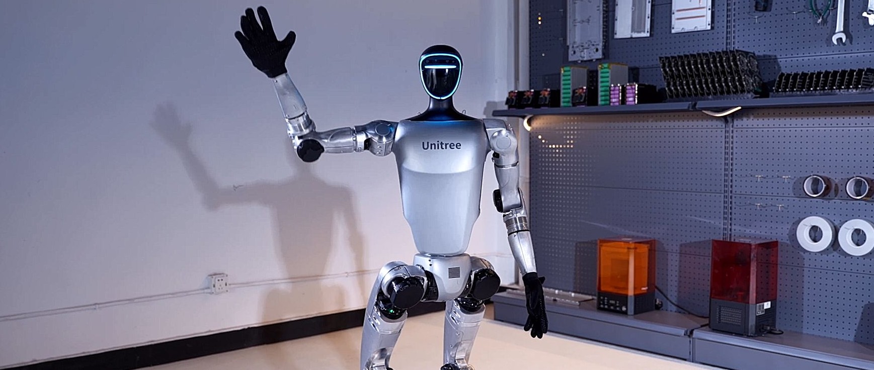 W Chinach roboty tańczą, a w Polsce… gonią dziki. Edward Warchocki znów w akcji