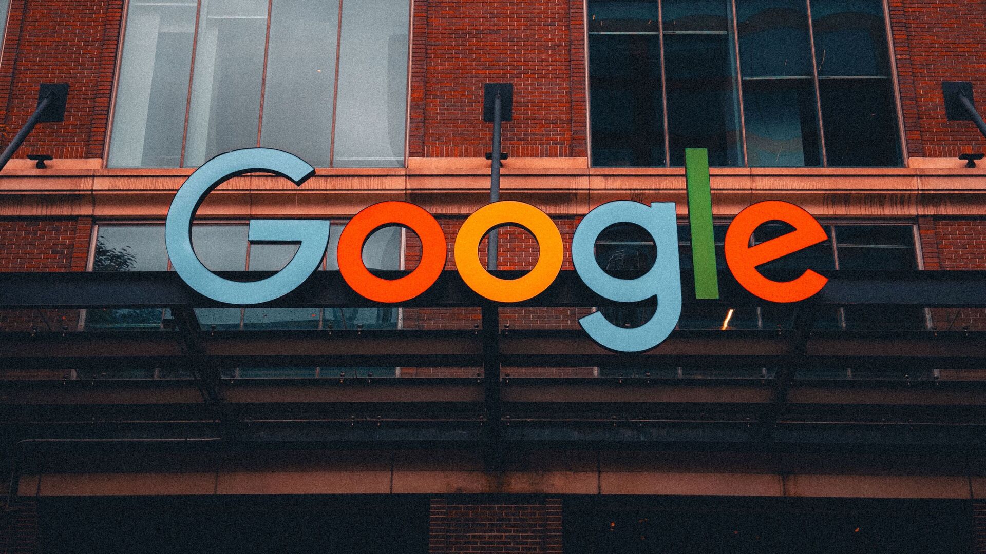 Historyczna zmiana. Google traci kluczowego pracownika, a ten krytykuje firmę
