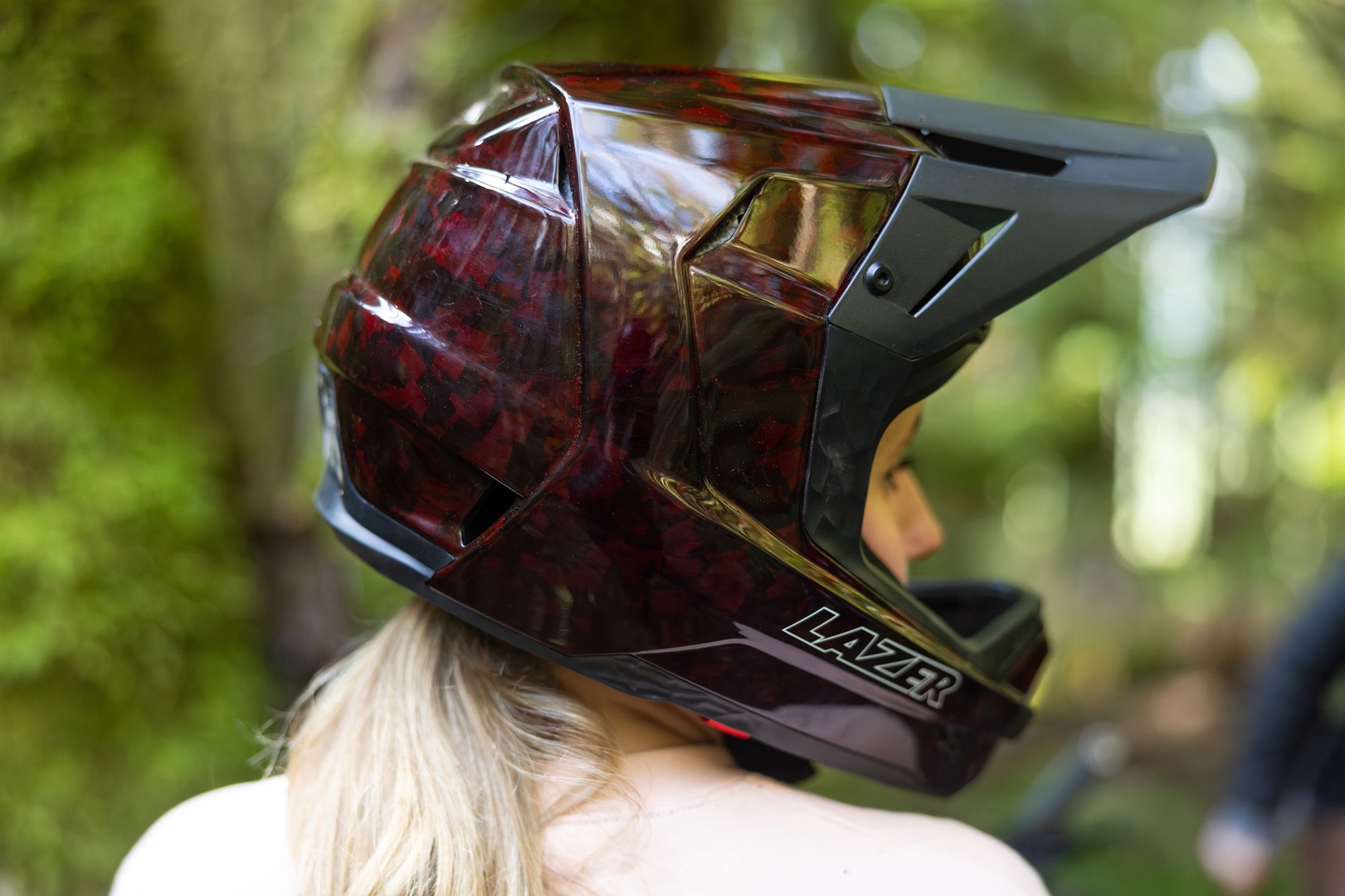 Pełen kask rowerowy z włókna węglowego. Takie bezpieczeństwo rozumiem