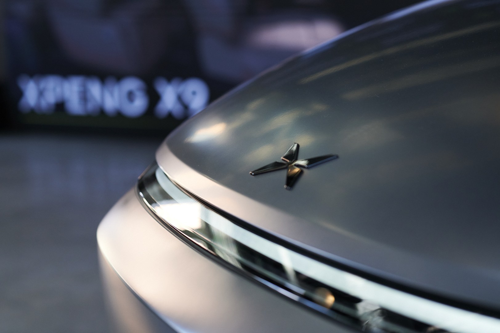 Chińczycy znaleźli słaby punkt SUV-ów. XPENG X9 redefiniuje to, co cechuje dobry samochód rodzinny