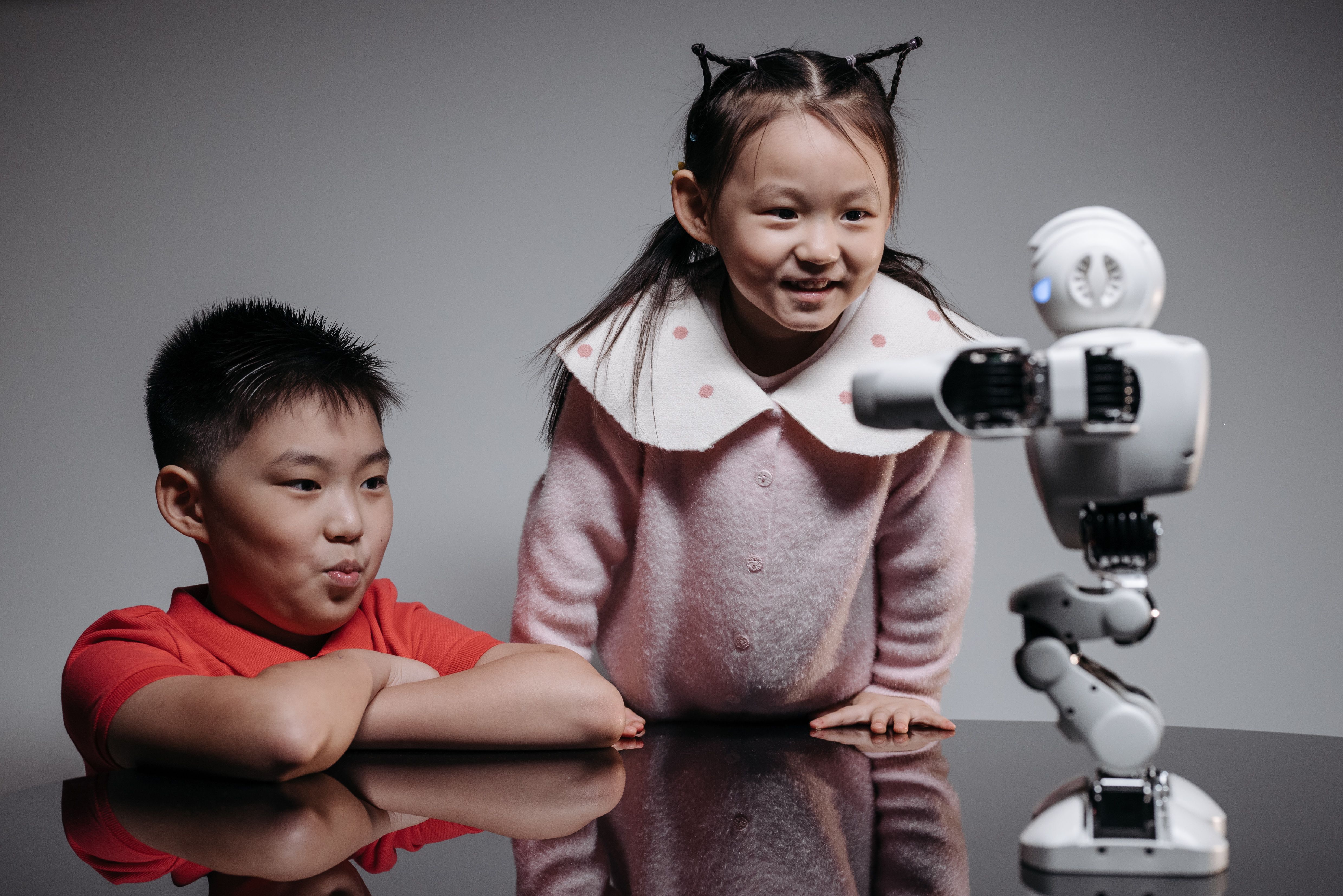 AI właśnie zrobiło kolejny krok. Trafi do szkół w humanoidalnym ciele