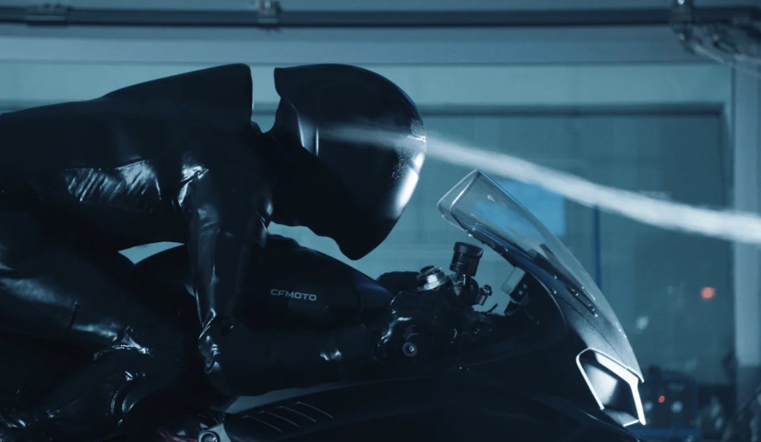 Chińczycy już nie pukają do drzwi. CFMOTO wjeżdża motocyklami na teren Ducati i BMW
